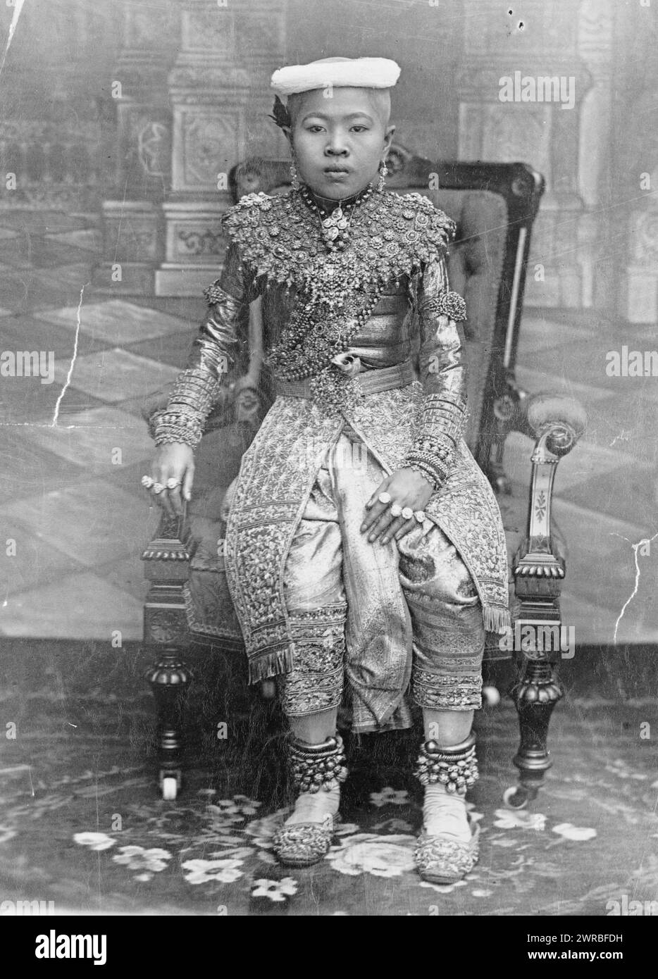 Il principe ereditario, principe di Thailandia, ritratto a figura intera, seduto, rivolto verso la parte anteriore, tra circa 1890 e 1910, Princes, Thailandia, 1890-1910, stampe fotografiche, 1890-1910., fotografie ritratto, 1890-1910, stampe fotografiche, 1890-1910, 1 stampa fotografica Foto Stock