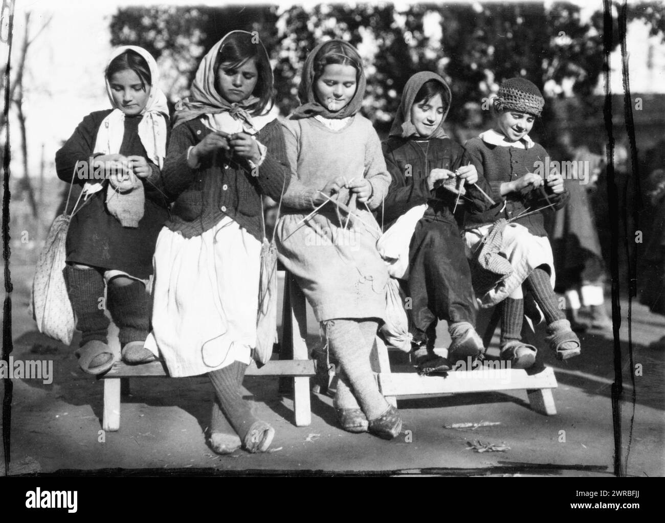 Cinque ragazze a maglia, Albania, CA. 1923, albanesi, bambini, 1920-1930, stampe fotografiche, 1920-1930., stampe fotografiche, 1920-1930, 1 stampa fotografica Foto Stock