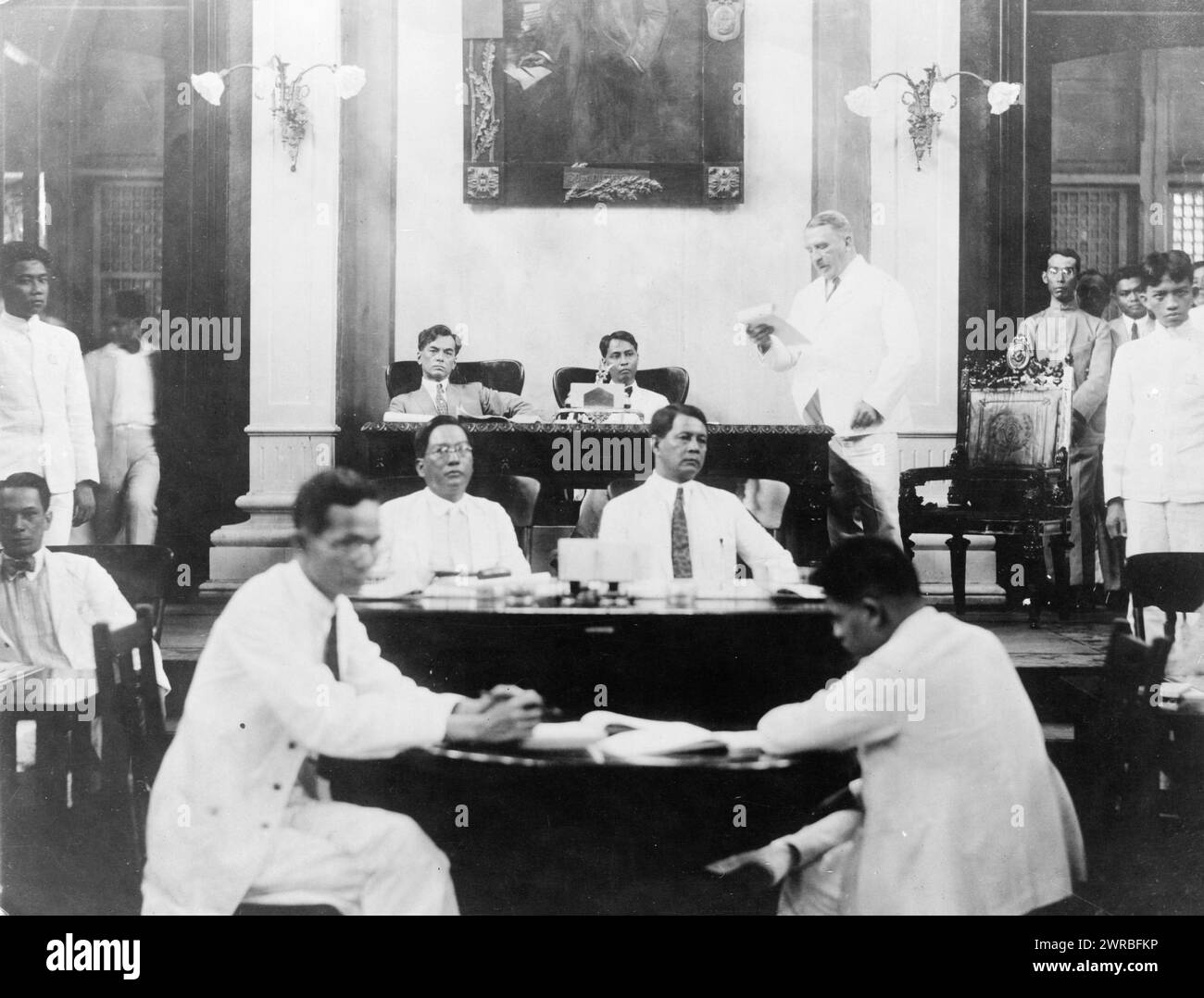 Isole Filippine - il generale Leonard Wood legge il suo messaggio davanti ai membri della legislatura filippina, tra ca. 1900 e 1923, Wood, Leonard, 1860-1927, apparizioni pubbliche, Filippine, stampe fotografiche, 1900-1930., stampe fotografiche, 1900-1930, 1 stampa fotografica Foto Stock