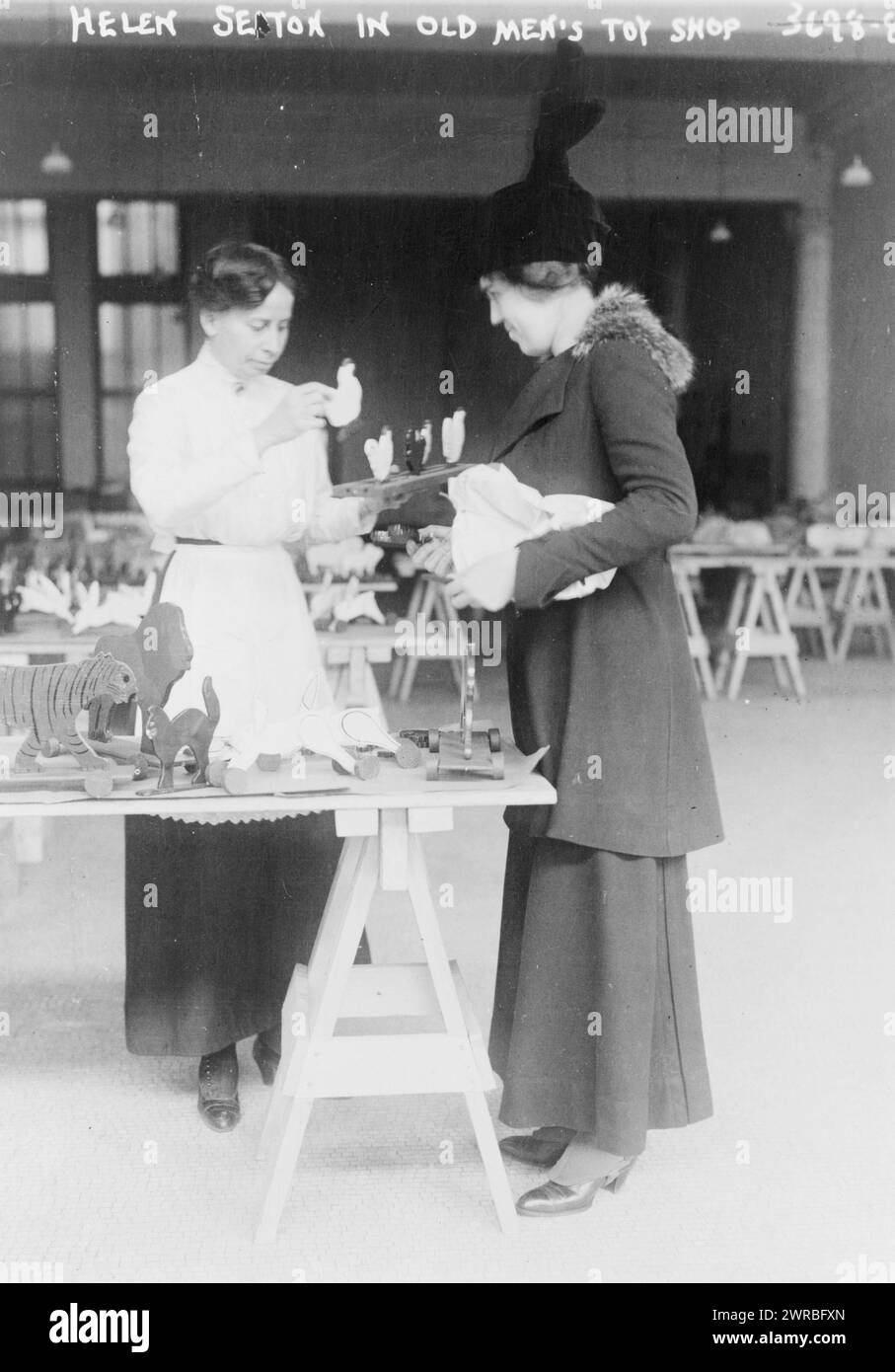 Helen Seton in Old men's toy shop, 1915., Toys, New York (stato), 1910-1920, stampe fotografiche, 1910-1920., stampe fotografiche, 1910-1920, 1 stampa fotografica Foto Stock