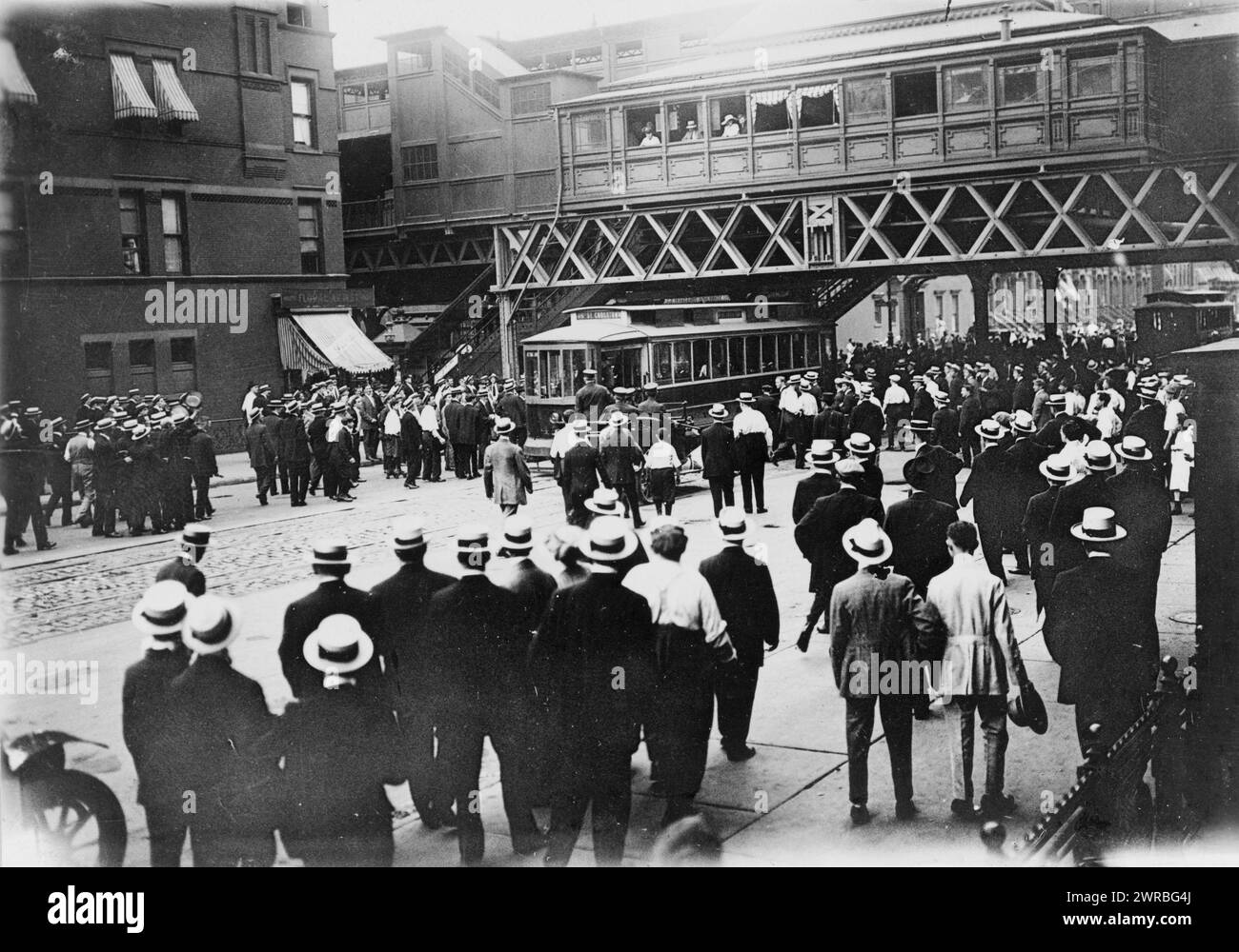 Scioperi - Street Railways, New York, fermata auto sulla 86th St. E 6th Ave. 1916, 1916., Street Railroad Strikes, New York (State), New York, 1910-1920, stampe fotografiche, 1910-1920., stampe fotografiche, 1910-1920, 1 stampa fotografica Foto Stock