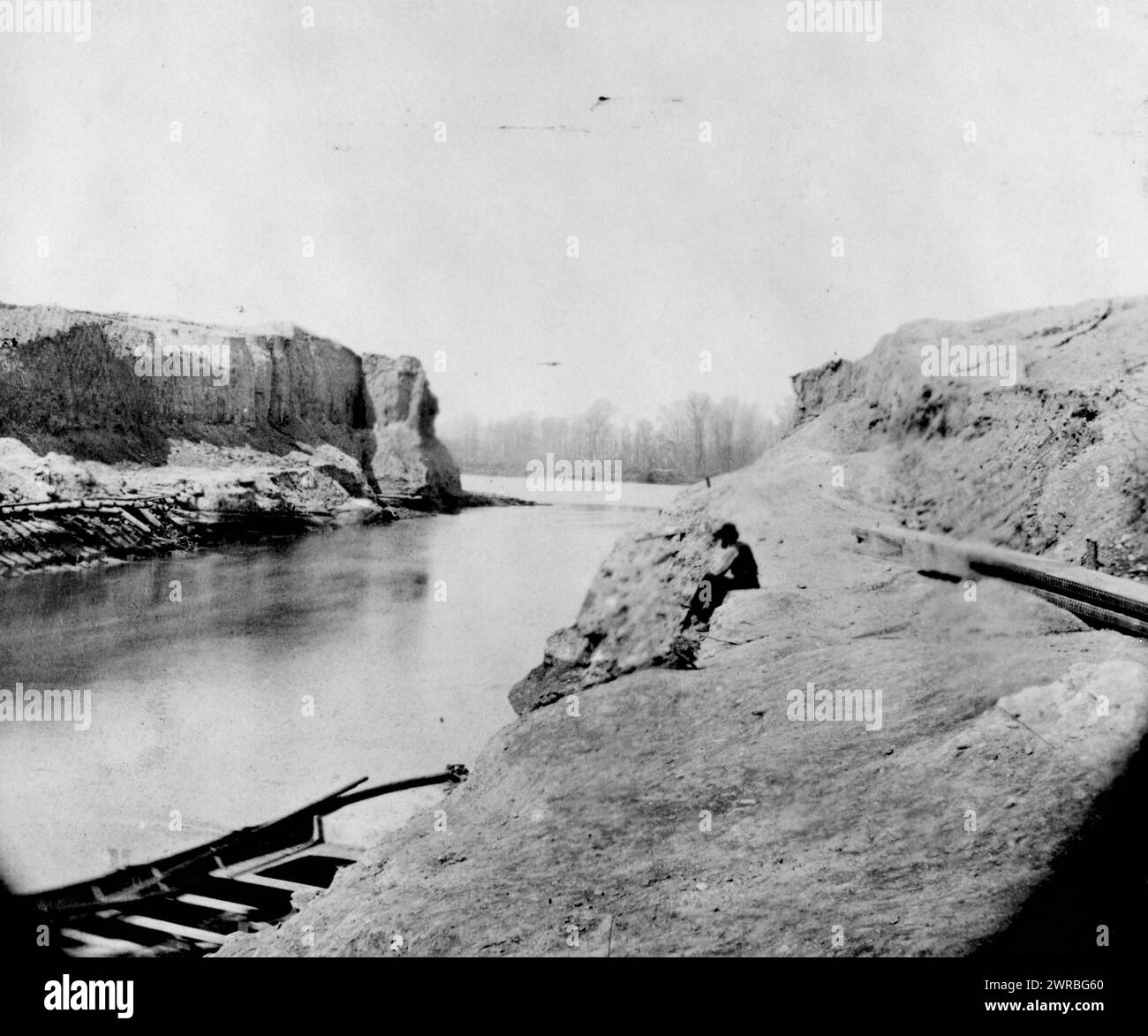 Dutch Gap Canal ... 1865 aprile, uomo seduto sulla scogliera, vicino al molo., fotografato 1865, stampato più tardi, canali, Virginia, James River, 1860-1870, Photographic Prints, 1860-1910. stampe fotografiche, 1860-1910, 1 stampa fotografica Foto Stock