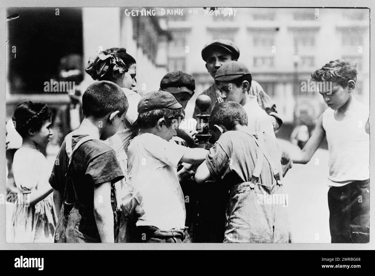 Bere qualcosa nelle giornate calde, i bambini intorno alla fontana per strada, New York City. 1908 e 1915, Children, New York (Stato), New York, 1900-1920, stampe fotografiche, 1900-1920., stampe fotografiche, 1900-1920, 1 stampa fotografica Foto Stock