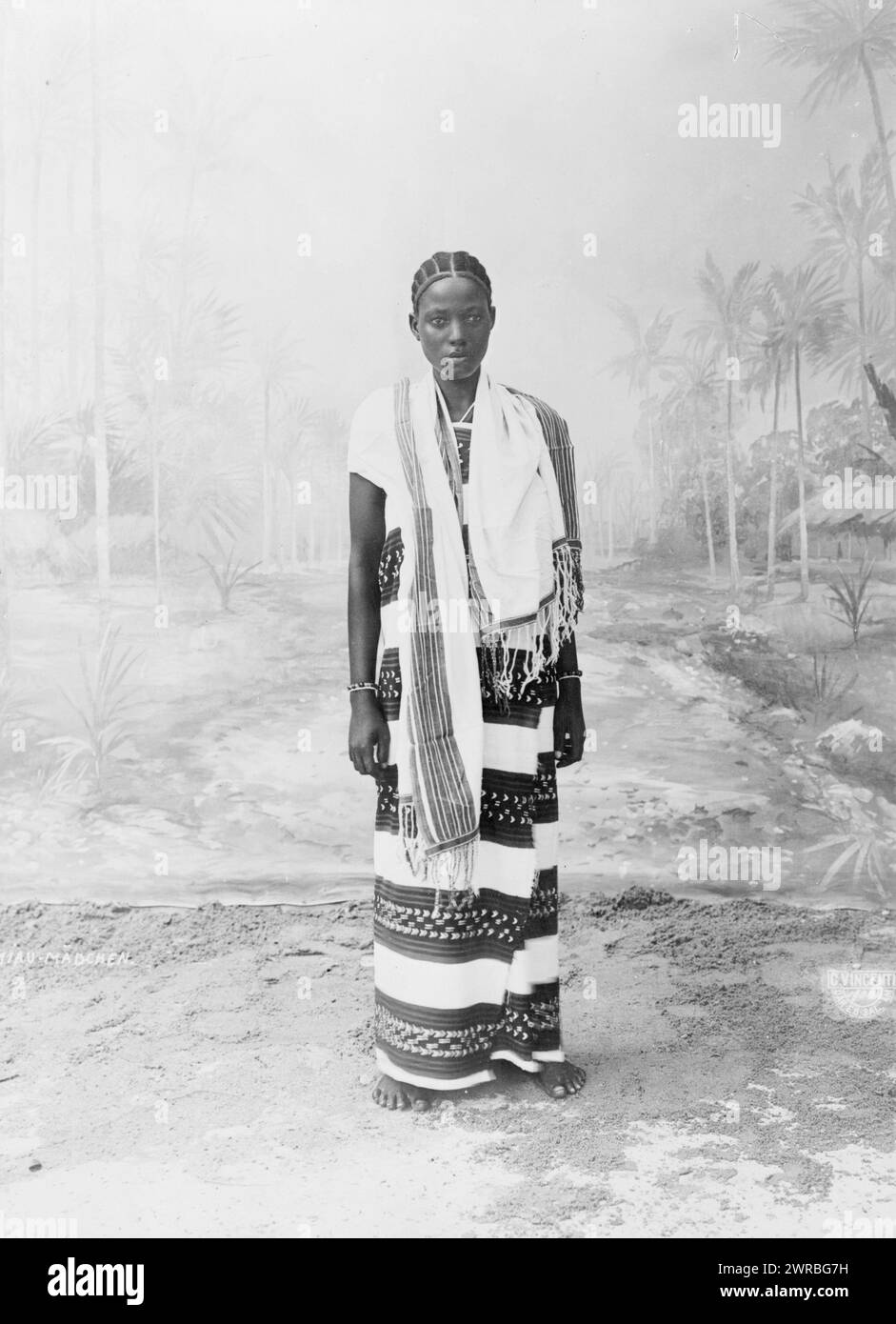 Donna africana, ritratto a figura intera, in piedi, davanti, C. vincenti, dar es Salam., 1900., donne, abbigliamento e abbigliamento, Africa, 1900, stampe fotografiche, 1900., fotografie ritratto, 1900, stampe fotografiche, 1900, 1 stampa fotografica Foto Stock