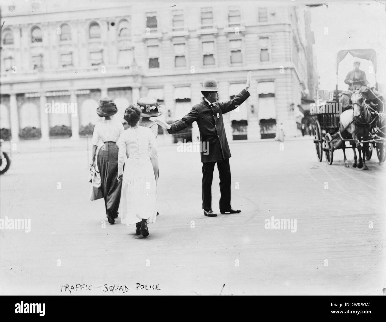 Polizia stradale, poliziotto che tiene la mano sinistra all'uomo su un carro trainato da cavalli e la mano destra a tre ragazze che attraversano la strada, New York City., 1911., polizia stradale, New York (Stato), New York, 1910-1920, stampe fotografiche, 1910-1920., stampe fotografiche, 1910-1920, 1 stampa fotografica Foto Stock