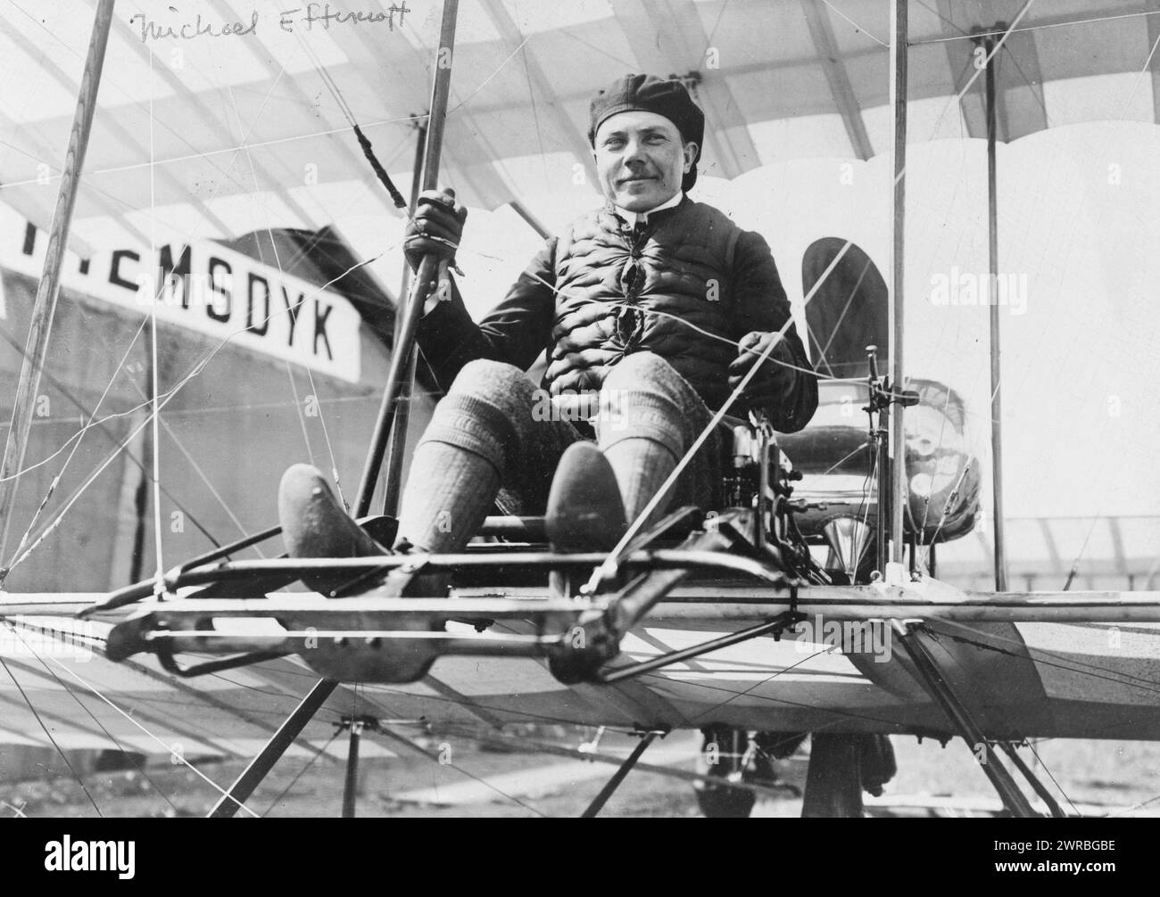 Mikhail Effimov, aviatore russo, ritratto a figura intera, seduto in aereo, rivolto verso la parte anteriore, ca. 1910, piloti aerei, russo, 1900-1920, stampe fotografiche, 1900-1920., fotografie ritratto, 1900-1920, stampe fotografiche, 1900-1920, 1 stampa fotografica Foto Stock
