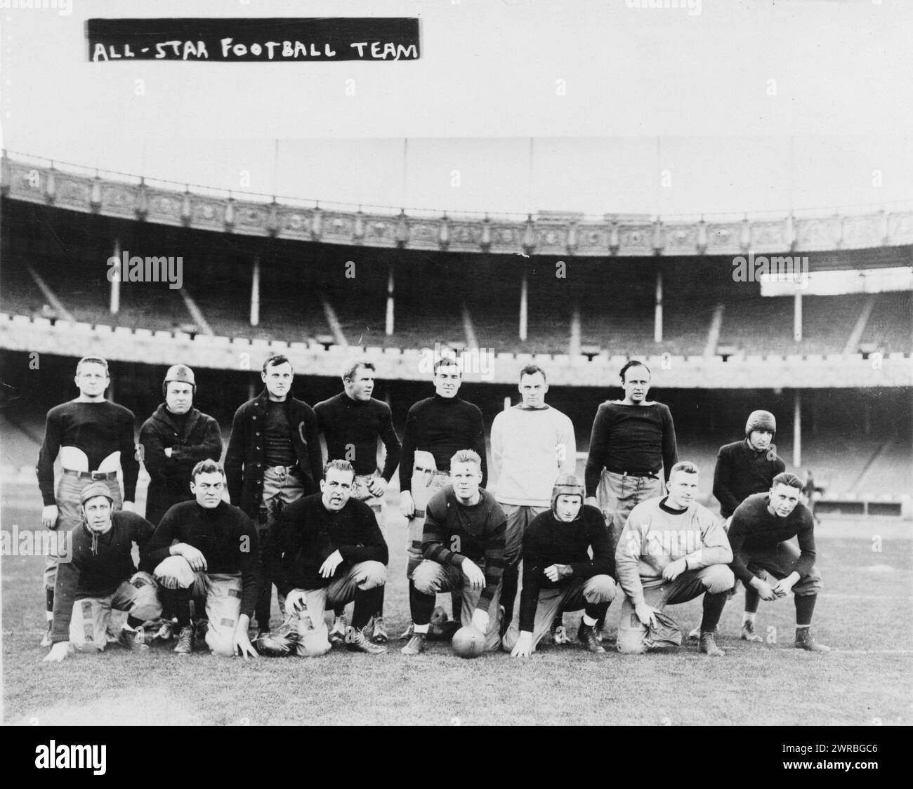 All Star football team Who Played Rutgers, 13 novembre 1915, Team posed on Field., 1915 novembre, Football, 1910-1920, Group Portraits, 1910-1920., Portrait Photographs, 1910-1920, Group Portraits, 1910-1920, 1 stampa fotografica Foto Stock