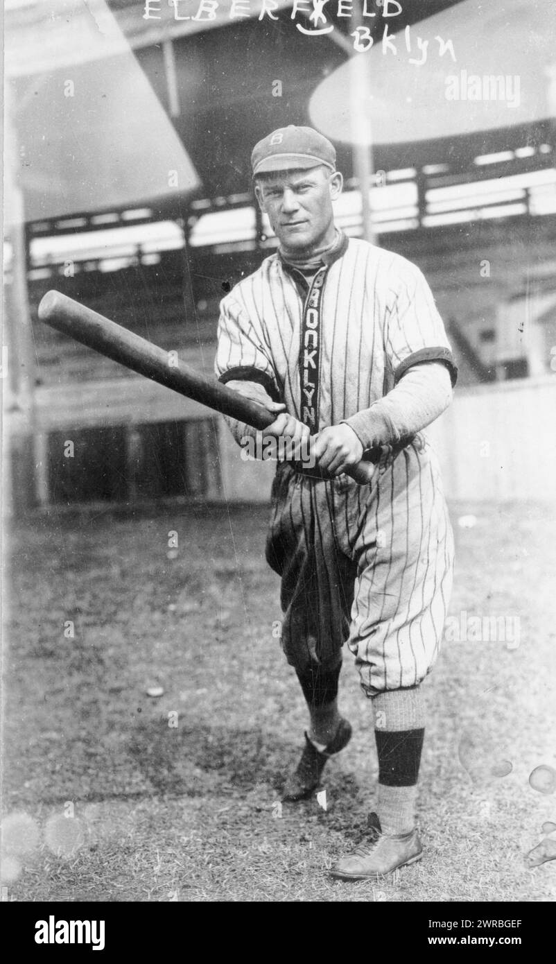 Norman 'Kid' Elberfeld, un giocatore dei Brooklyn Dodgers, ritratto a figura intera, oscillando la sua mazza, 1914., Elberfeld, Norman Arthur, 1875-1944, Photographic Prints, 1910-1920., Portrait Photographs, 1910-1920, stampe fotografiche, 1910-1920, 1 stampa fotografica Foto Stock