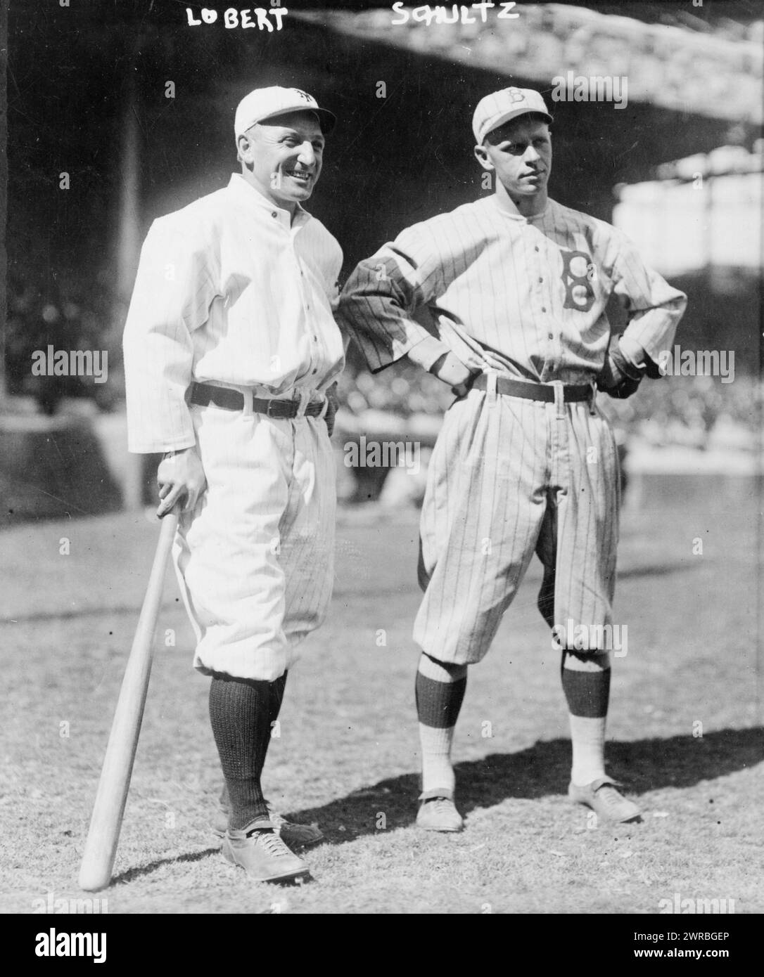 Giocatori di baseball Hans Lobert dei New York Giants (a sinistra) e Joe Schultz, Sr. Dei Brooklyn Dodgers (a destra), full-length, in piedi, 1915 aprile 15., Lobert, John Bernard, 1881-1968, ritratti di gruppo, 1910-1920., ritratti di gruppo, 1910-1920, fotografie ritratto, 1910-1920, 1 stampa fotografica Foto Stock