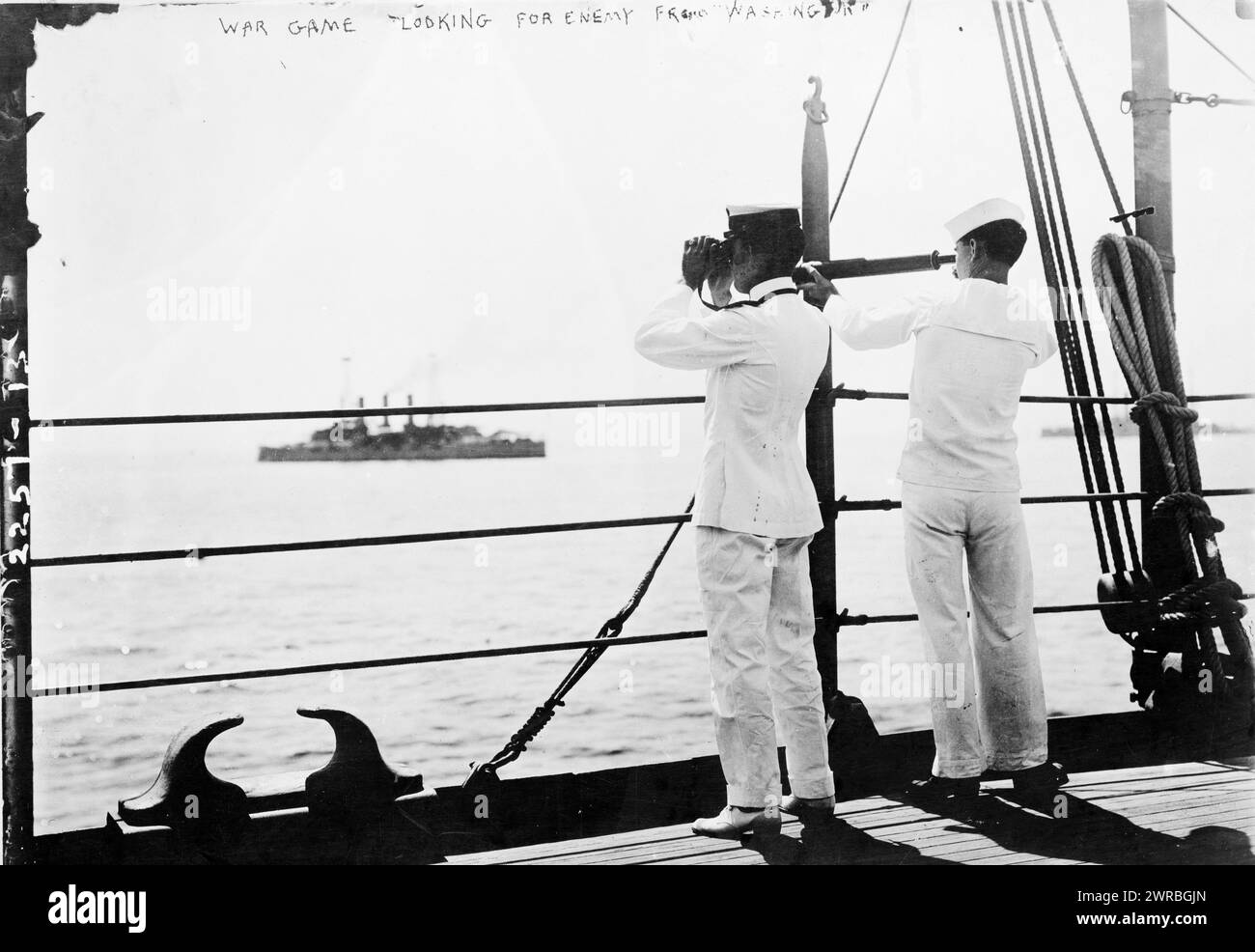 War game - Looking for Enemy from 'Washington', fotografia che mostra un ufficiale di marina con binocolo e un marinaio con telescopio che guarda al mare., 1911., President Washington (Ship), 1900-1920, Photographic Prints, 1910-1920., stampe fotografiche, 1910-1920, 1 stampa fotografica Foto Stock