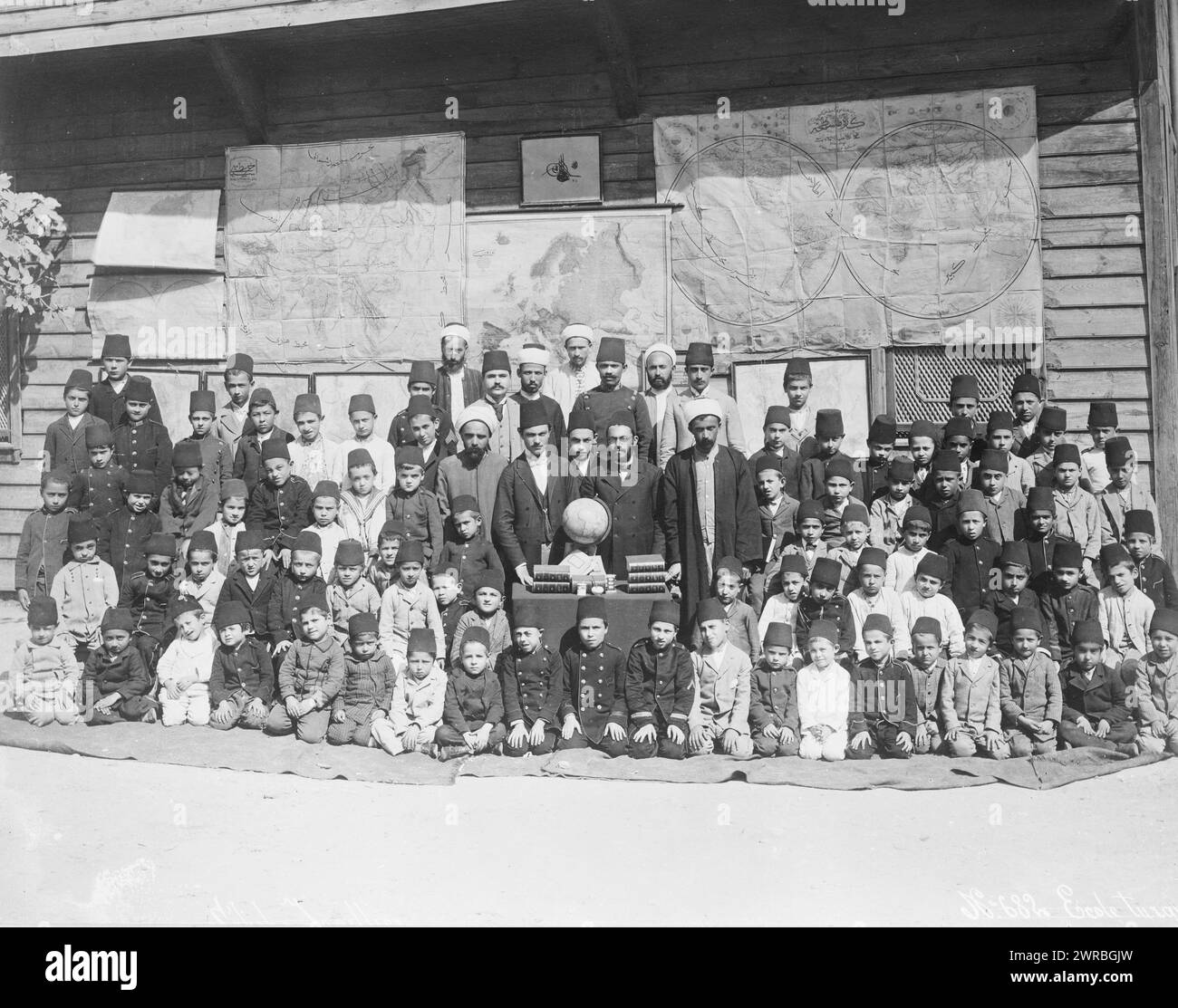 Ecole turque, Sebah & Joaillier., la fotografia mostra il ritratto di gruppo di studenti e insegnanti di sesso maschile davanti al muro con grandi mappe mostrate., Sebah & Joaillier, fotografo, 1923, Turchi, Education, Turchia, 1920-1930, ritratti di gruppo, 1920-1930., ritratti, 1920-1930, ritratti di gruppo, 1920-1930, 1 stampa fotografica Foto Stock