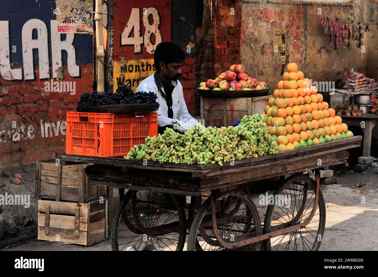 Un venditore ambulante vende frutta fresca in una bancarella del mercato mobile, Varanasi, Uttar Pradesh, India Foto Stock