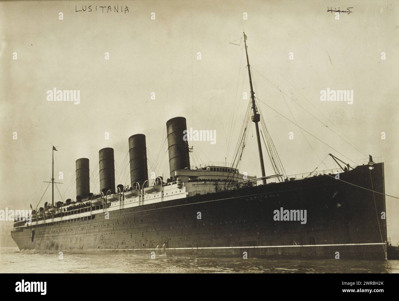 Lusitania, la fotografia mostra R.M.S. Lusitania che entra in porto, forse a New York., tra il 1907 e il 1915, Lusitania (nave a vapore), 1900-1920, Photographic Prints, 1900-1920. stampe fotografiche, 1900-1920, 1 stampa fotografica Foto Stock