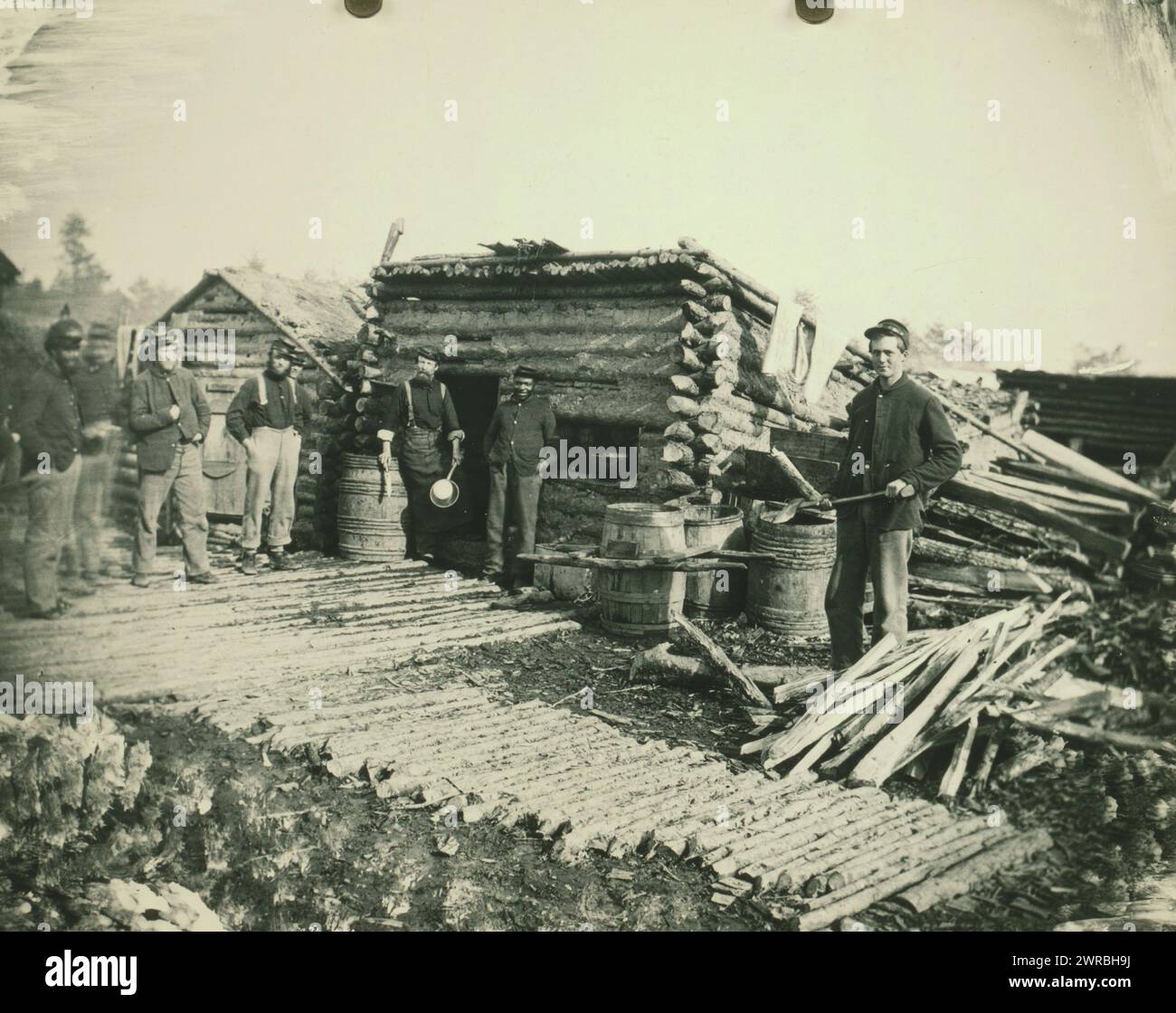 Campo di guerra civile della 6th N.Y. Artillery a Brandy Station, Virginia, che mostra i soldati dell'Unione davanti alla cucina della compagnia di tronchi, fotografato nell'aprile 1864, stampato più tardi, cucine, Virginia, Brandy Station, 1860-1870, stampe fotografiche, 1860-1910., stampe fotografiche, 1860-1910, 1 stampa fotografica Foto Stock