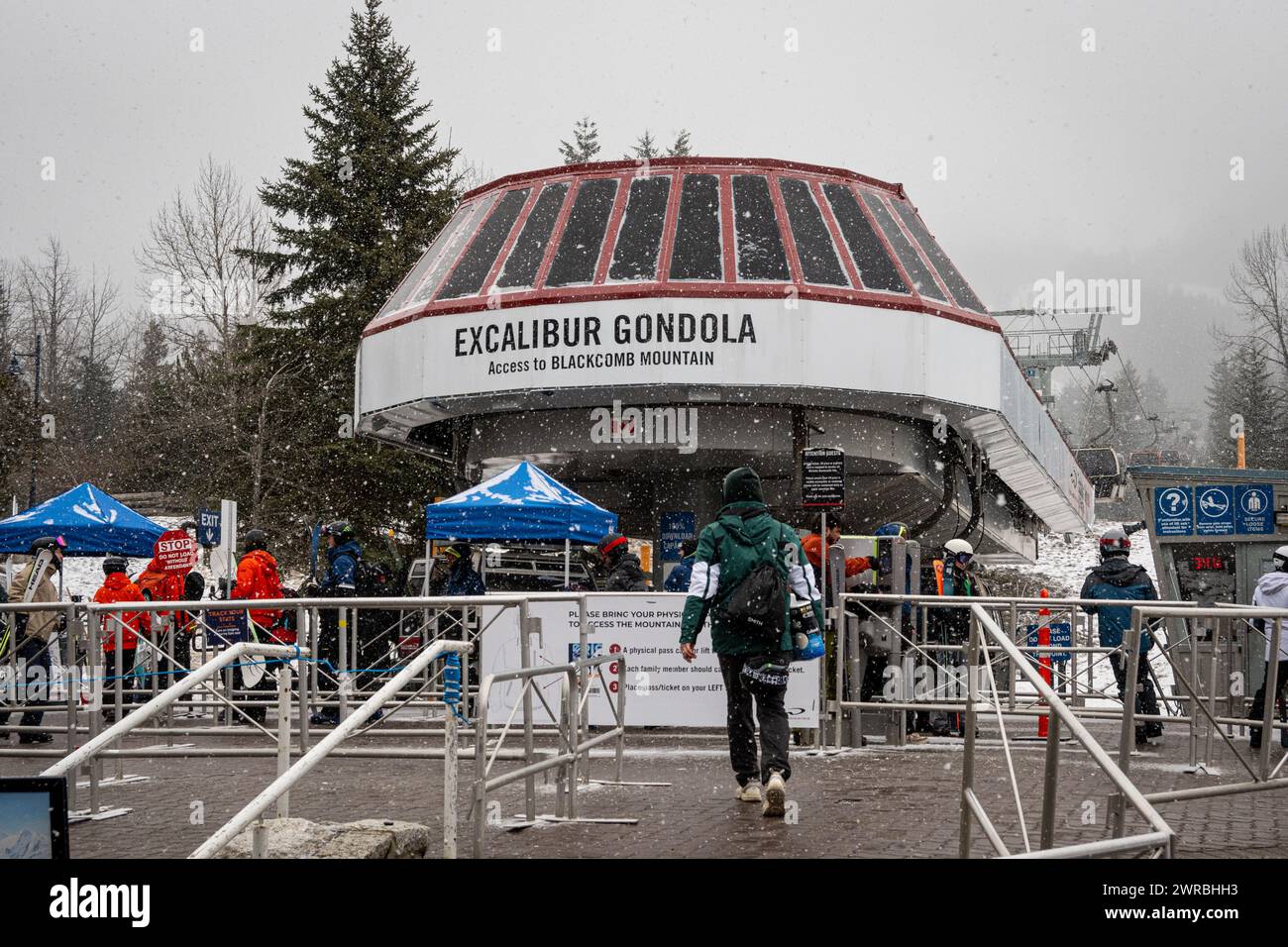 Il fondo della funivia Excalibur nel villaggio di Whistler durante una forte tempesta di neve presso il resort di montagna. La gondola consente di accedere alla Blackcomb Mtn Foto Stock
