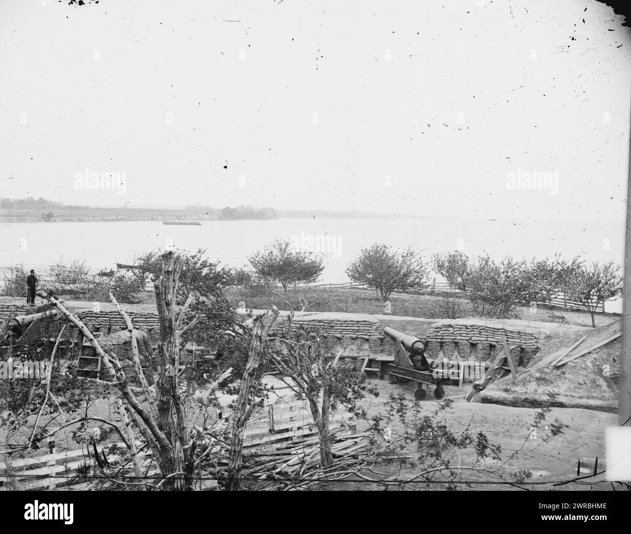 Yorktown, Virginia (nelle vicinanze). Federal Battery No. 1 3 miglia sotto Yorktown. Pistole Parrott in frutteto di pesca, Gibson, James F., 1828-, fotografo, 1862 maggio., Stati Uniti, storia, Guerra civile, 1861-1865, negativi in vetro, 1860-1870, stereografi, 1860-1870, 1 negativo: vetro, stereografo, collodion bagnato, 4 x 10 pollici Foto Stock