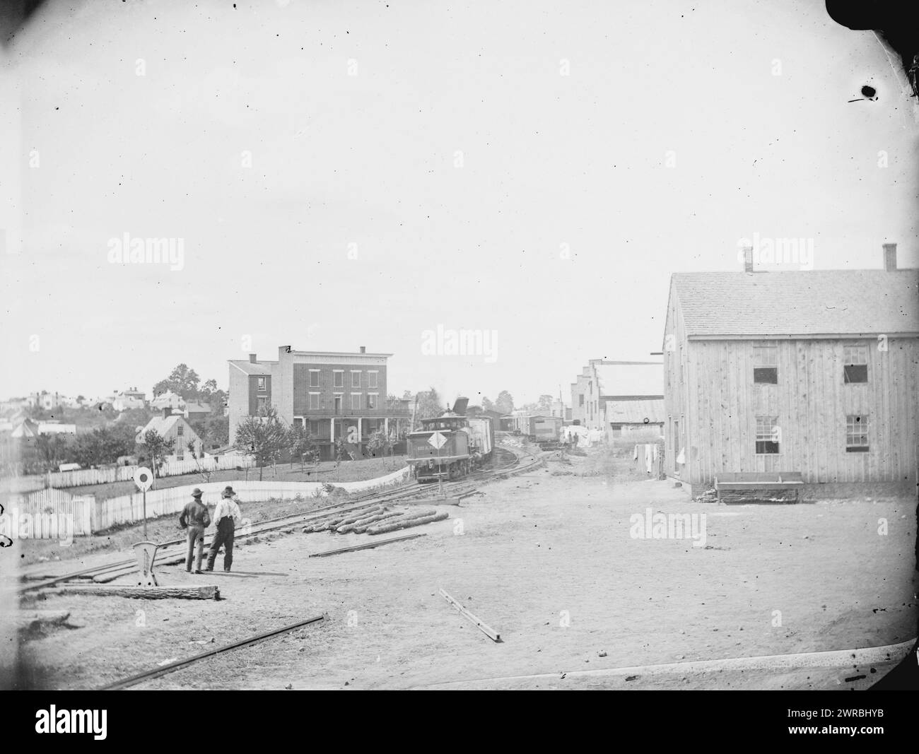 Culpeper Court House, Virginia. Vista vicino al deposito che mostra la locomotiva sulla Orange & Alexandria Railroad, o'Sullivan, Timothy H., 1840-1882, fotografo, 1862 ago., Stati Uniti, storia, Guerra civile, 1861-1865, negativi in vetro, 1860-1870, stereografi, 1860-1870, 1 negativo: vetro, stereografo, collodion bagnato, 4 x 10 pollici Foto Stock