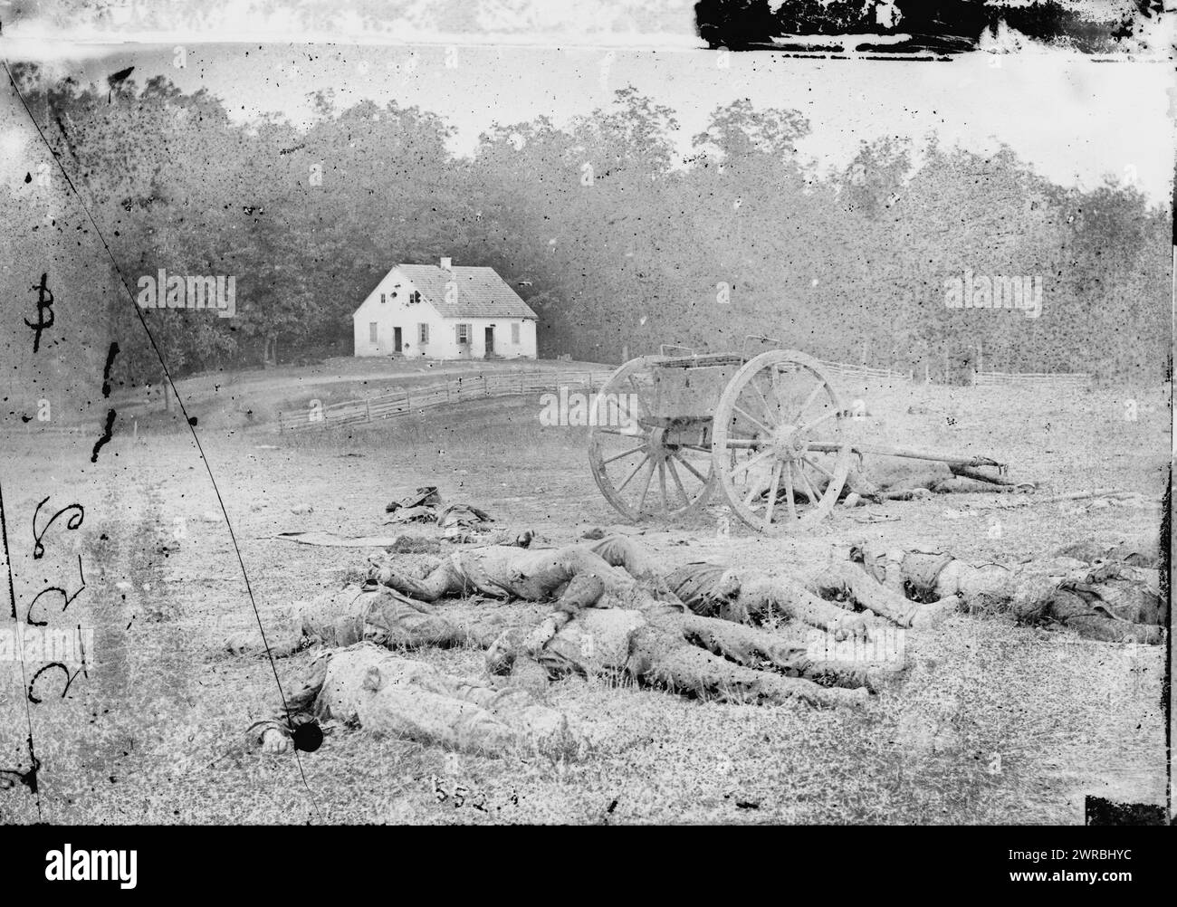 Antietam, Maryland. Campo dove il corpo di Sumner ha caricato. Corpi confederati di fronte alla chiesa di Dunker, Gardner, Alexander, 1821-1882, fotografo, 1862 sett., Stati Uniti, storia, Guerra civile, 1861-1865, negativi in vetro, 1860-1870, stereografi, 1860-1870, 1 negativo: vetro, stereografo, collodion bagnato, 4 x 10 pollici Foto Stock