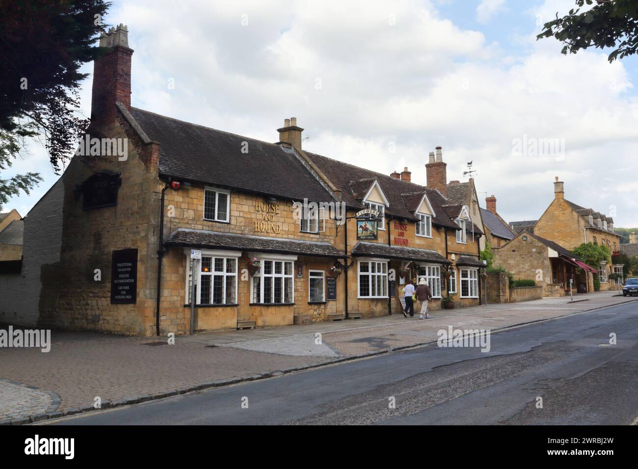 Horse and Hounds Public House a Broadway Worcestershire Inghilterra pub rurale inglese Foto Stock