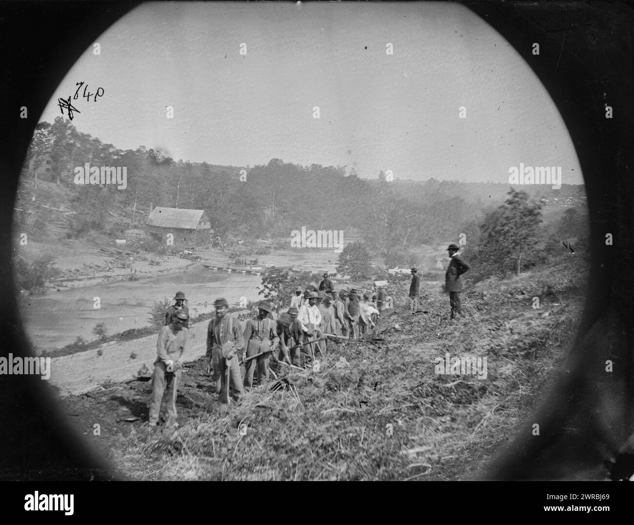 Jericho Mills, Va.. Gruppo dei 50th New York Engineers che costruiscono una strada sulla riva sud della North Anna, con un quartier generale che attraversa il ponte del pontone, fotografia dal principale teatro di guerra orientale, campagna Wilderness di Grant, maggio-giugno 1864., o'Sullivan, Timothy H., 1840-1882, fotografo, 1864 24 maggio., Stati Uniti, storia, guerra civile, 1861-1865, personale militare, negativi di vetro, 1860-1870, stereografi, 1860-1870, 1 negativo: vetro, stereografo, collodion umido, 4 x 10 poll Foto Stock