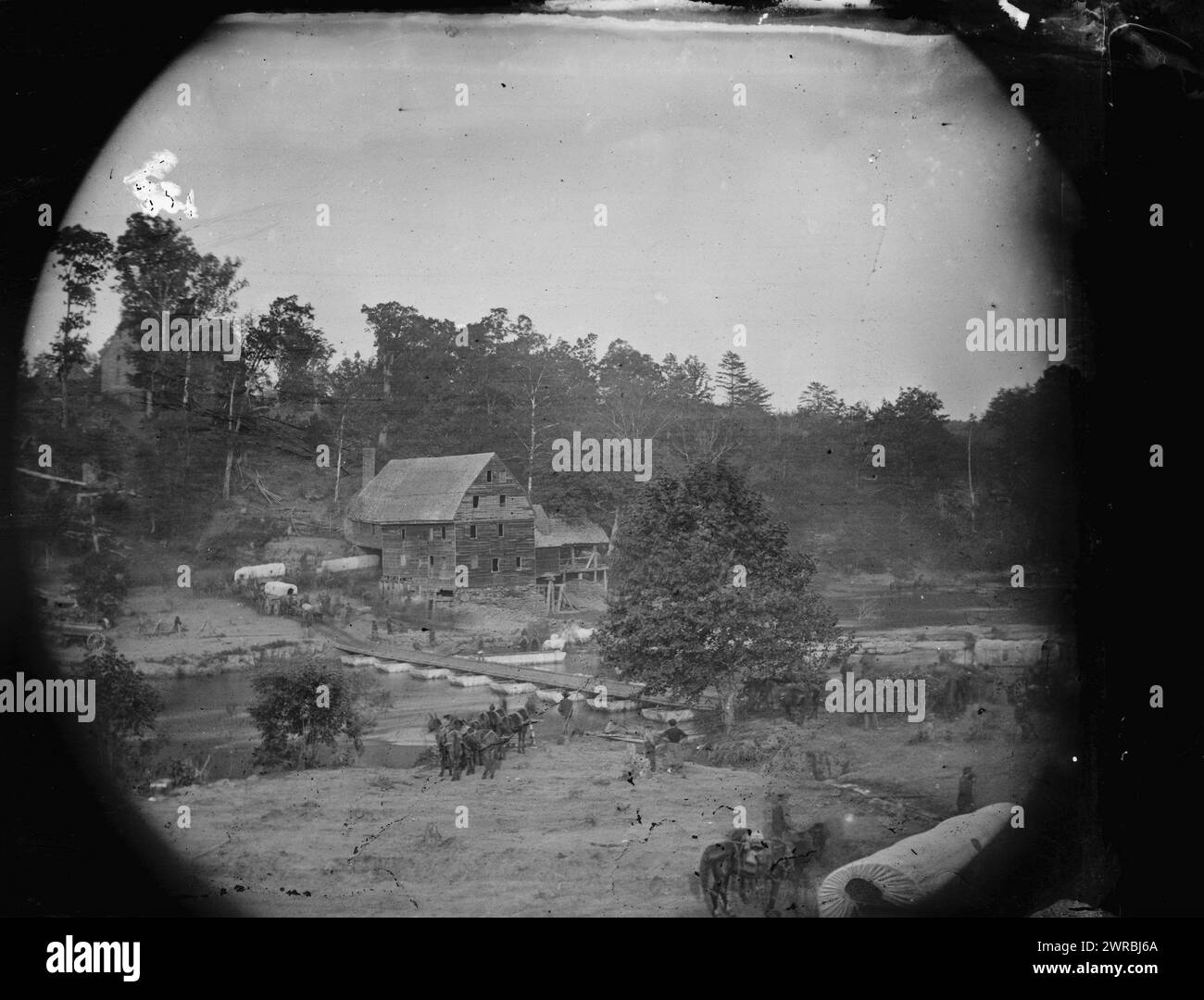 Jericho Mills, Virginia. 5th Corps munition train crossing North Anna River, on canvas pontoon bridge built by 50th N.Y.V. Engineers, o'Sullivan, Timothy H., 1840-1882, fotografo, 1864 maggio 24., Stati Uniti, storia, Guerra civile, 1861-1865, negativi in vetro, 1860-1870, stereografi, 1860-1870, 1 negativo: vetro, stereografo, collodion bagnato, 4 x 10 pollici Foto Stock