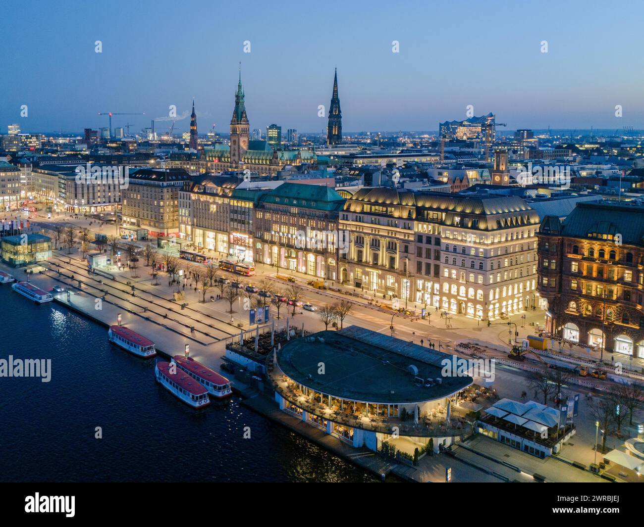 Vista aerea di Jungfernstieg con il lago Alster interno all'ora blu, Amburgo, Germania Foto Stock
