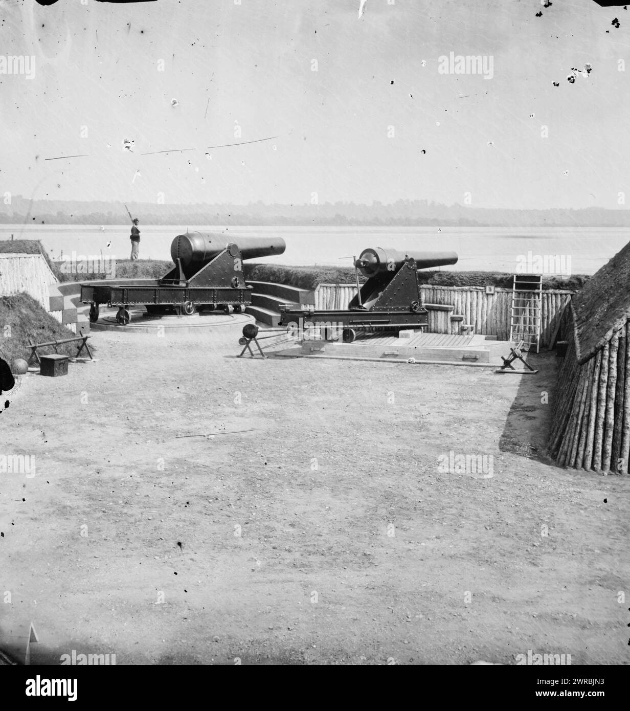 Alexandria, Virginia (nelle vicinanze). Battery Rodgers, eretto nel 1863, affacciato sul fiume Potomac vicino a Jones' Point. Pistola Rodman da 15 pollici (sinistra). 200 pd. Parrott Rifle and Gun (destra), tra il 1862 e il 1869, Stati Uniti, storia, Guerra civile, 1861-1865, negativi in vetro, 1860-1870, stereografi, 1860-1870, 1 negativo: vetro, stereografo, collodion bagnato, 4 x 10 pollici Foto Stock