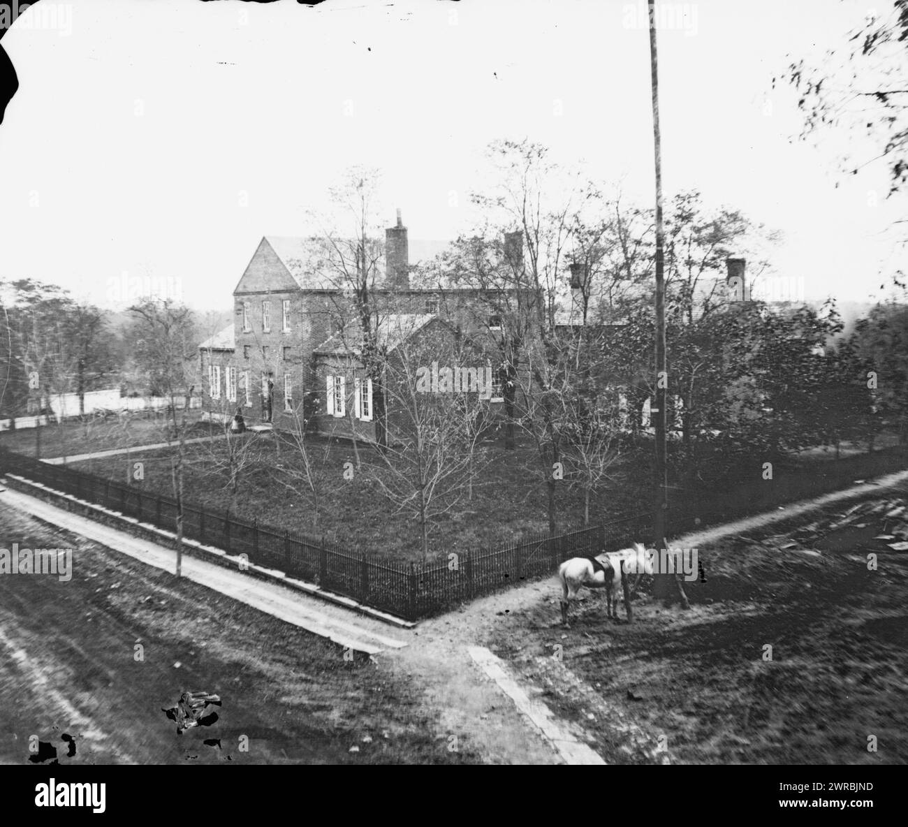 Edificio non identificato, tra il 1862 e il 1869, Stati Uniti, storia, Guerra civile, 1861-1865, negativi in vetro, 1860-1870, stereografi, 1860-1870, 1 negativo: vetro, stereografo, collodion bagnato, 4 x 10 pollici Foto Stock
