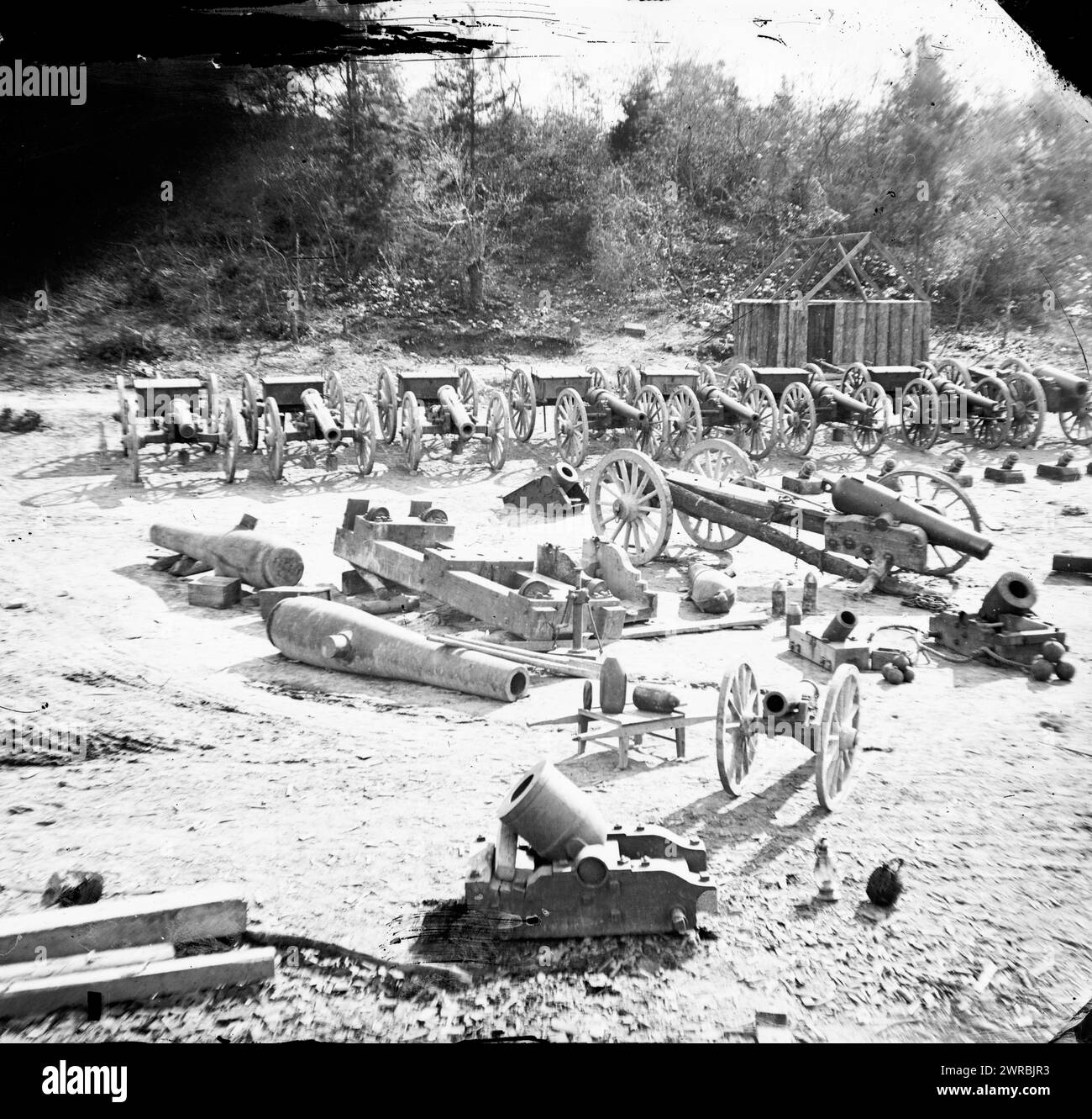 Broadway Landing, Virginia Ordigno federale presso il deposito; un'altra vista, fotografia dal principale teatro di guerra orientale, l'assedio di Petersburg, giugno 1864-aprile 1865., 1865., Stati Uniti, storia, Civil War, 1861-1865, equipaggiamento e forniture, Stereographs, 1860-1870. Stereographs, 1860-1870, Wet Collodion negative, 1 negative (2 piastre): vetro, stereografo, collodion umido Foto Stock