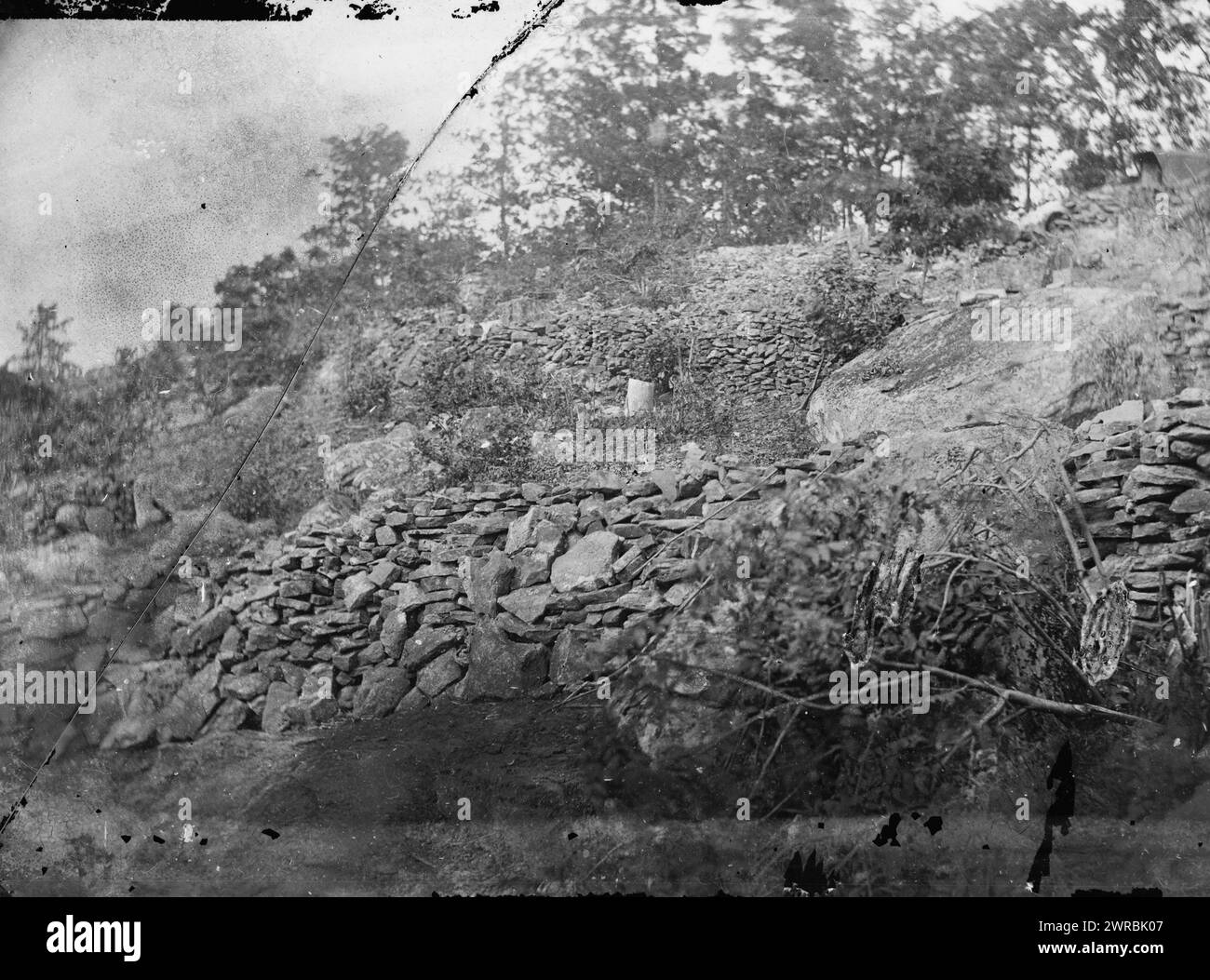 Gettysburg, Pennsylvania. Veduta dei breastworks su Round Top, la collina che ha formato la nostra estrema sinistra, Gardner, Alexander, 1821-1882, fotografo, 1863 luglio., Stati Uniti, storia, Guerra civile, 1861-1865, negativi di vetro, 1860-1870., stereografi, 1860-1870, negativi di vetro, 1860-1870, 2 negativi (3 piastre): vetro, stereografo, collodion umido Foto Stock