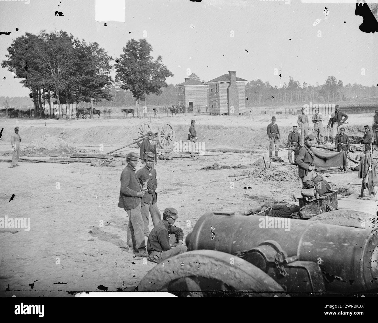 Seven Pines, Va.. Case gemelle sul campo di battaglia, con 32 pdr. Obice da campo in primo piano, fotografia dal principale teatro di guerra orientale, la campagna peninsulare, maggio-agosto 1862., Barnard, George N., 1819-1902, fotografo, 1862 giugno., Stati Uniti, storia, Civil War, 1861-1865, equipaggiamento e forniture, Stereographs, 1860-1870. Stereographs, 1860-1870, Wet Collodion negative, 1 negative (2 piastre): vetro, stereografo, collodion umido Foto Stock