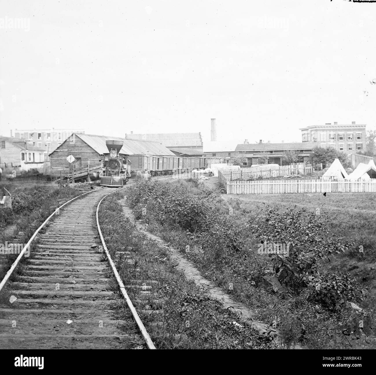 Culpeper Court House, Va.. Treno merci sulla Orange and Alexandria Railroad, fotografia dal principale teatro orientale della guerra, Bull Run, 2nd Battle of, Virginia, 1862, luglio-agosto 1862., o'Sullivan, Timothy H., 1840-1882, fotografo, 1862 agosto., Stati Uniti, storia, Guerra civile, 1861-1865, trasporti, stereografi, 1860-1870., stereografi, 1860-1870, negativi del collodion bagnato, 1 negativo (2 piastre): vetro, stereografo, collodion bagnato Foto Stock