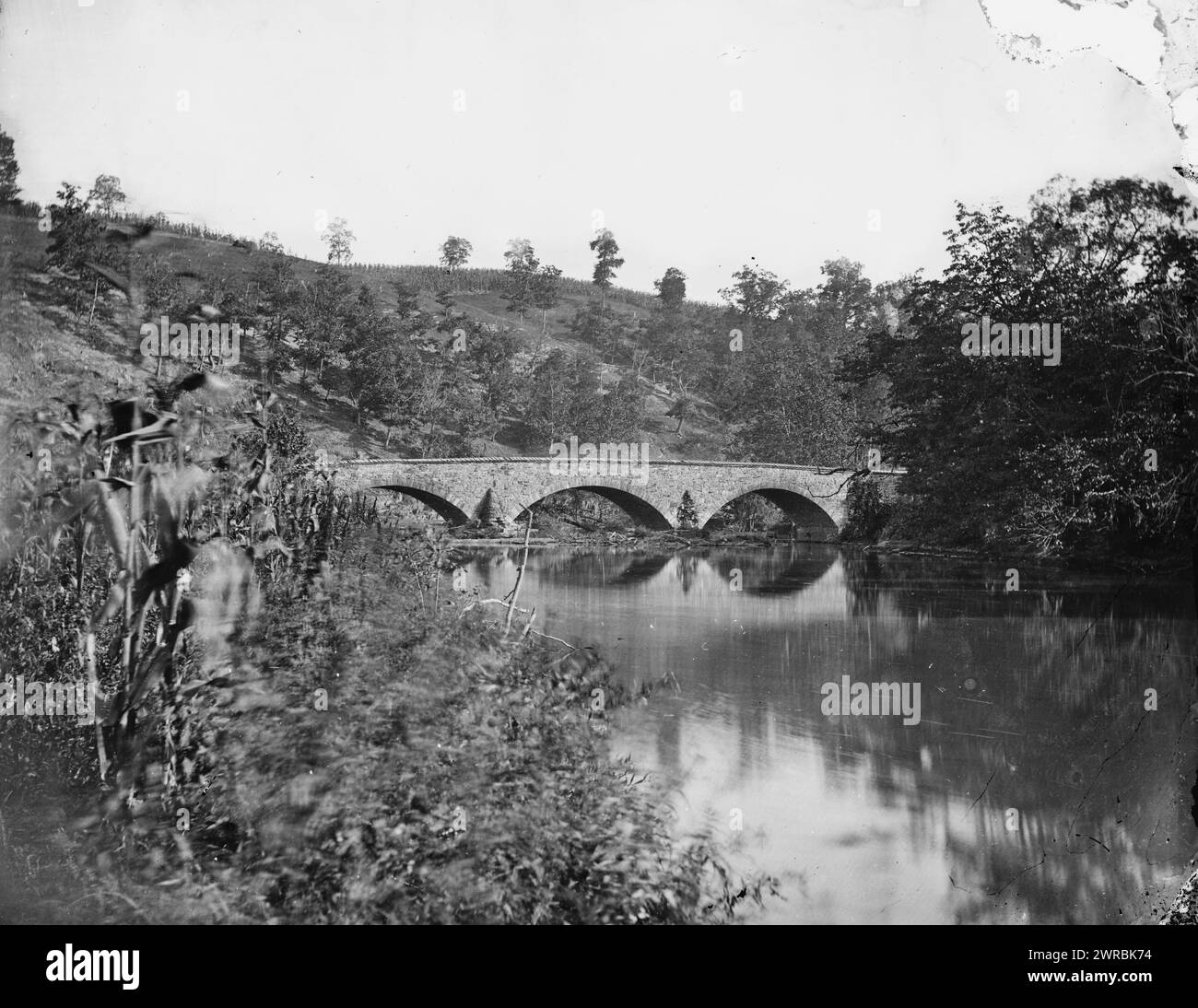 Antietam, Maryland. Antietam Bridge, guardando verso il basso, Gardner, Alexander, 1821-1882, fotografo, 1862 settembre, Stati Uniti, storia, Guerra civile, 1861-1865, negativi di vetro, 1860-1870., stereografi, 1860-1870, negativi di vetro, 1860-1870, 1 negativo (2 piastre): vetro, stereografo, collodion umido Foto Stock