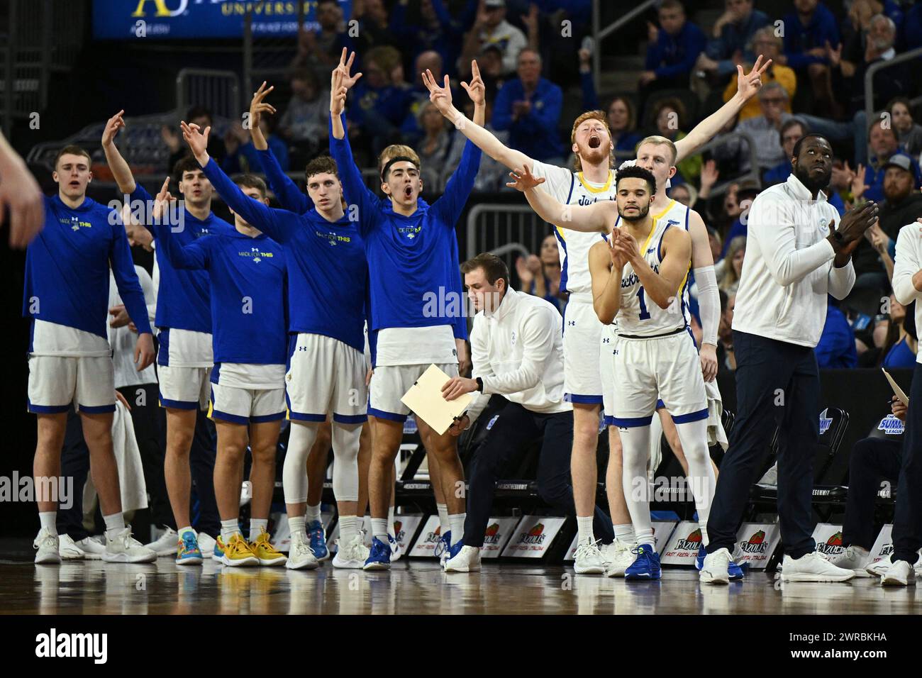 I giocatori dello stato del South Dakota celebrano un cesto fatto durante una semifinale di basket maschile della NCAA tra la University of St Thomas-Minnesota Tommies e i South Dakota State Jackrabbits durante il Summit League Championships al Denny Sanford PREMIERE Center di Sioux Falls, South Dakota, lunedì 11 marzo 2024. Russell Hons/CSM Foto Stock