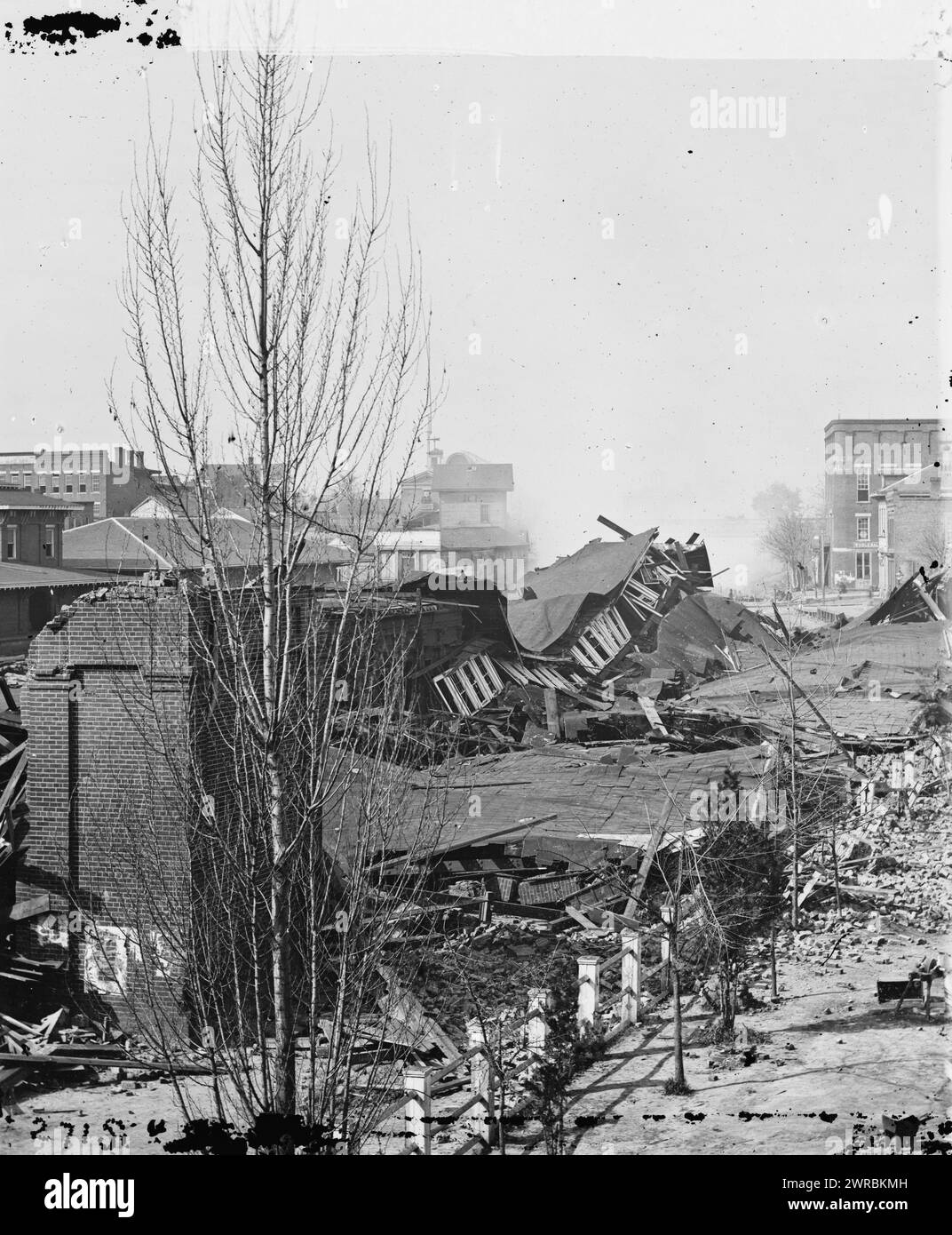 Atlanta, GA Rovine del deposito, fatti esplodere alla partenza di Sherman, fotografia della guerra in Occidente., Barnard, George N., 1819-1902, fotografo, 1864, Stati Uniti, storia, Guerra civile, 1861-1865, trasporti, stereografi, 1860-1870., stereografi, 1860-1870, negativi del collodion bagnato, 1 negativo (2 piastre): vetro, stereografo, collodion bagnato Foto Stock