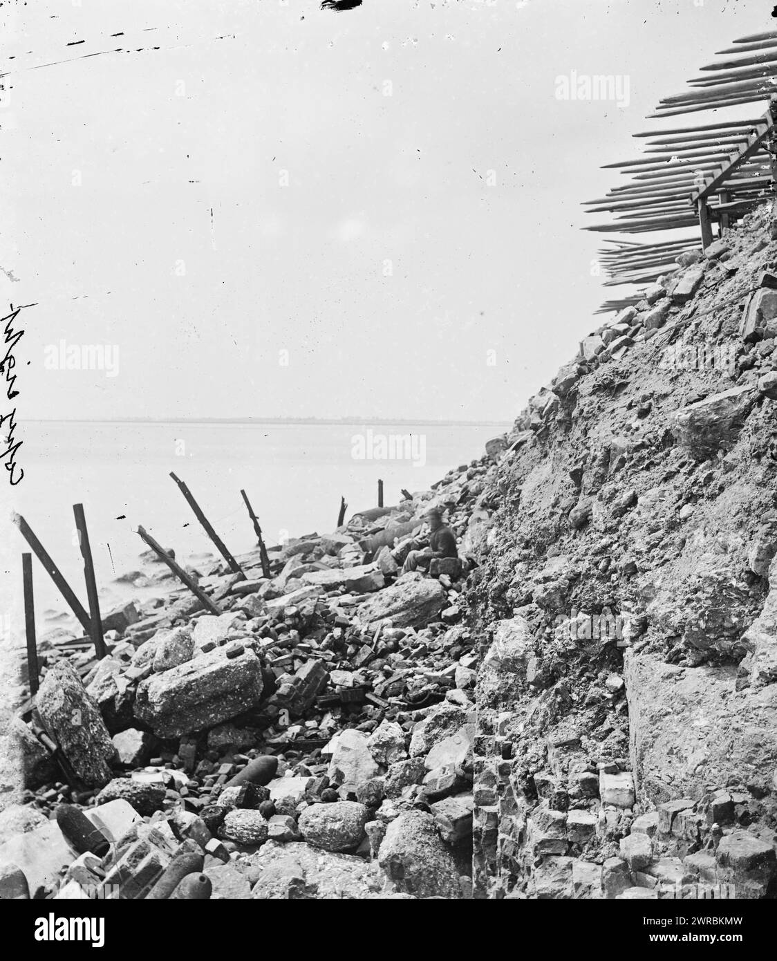 Charleston, Carolina del Sud. Vista esterna di Fort Sumter che mostra il risultato dei bombardamenti dal 17 agosto al 23 settembre 1863 e chevaux-de-frise per la protezione contro l'assalto, 1865., Stati Uniti, storia, guerra civile, 1861-1865, negativi di vetro, 1860-1870., stereografi, 1860-1870, negativi di vetro, 1860-1870, 1 negativo (2 piastre): vetro, stereografo, collodion umido Foto Stock