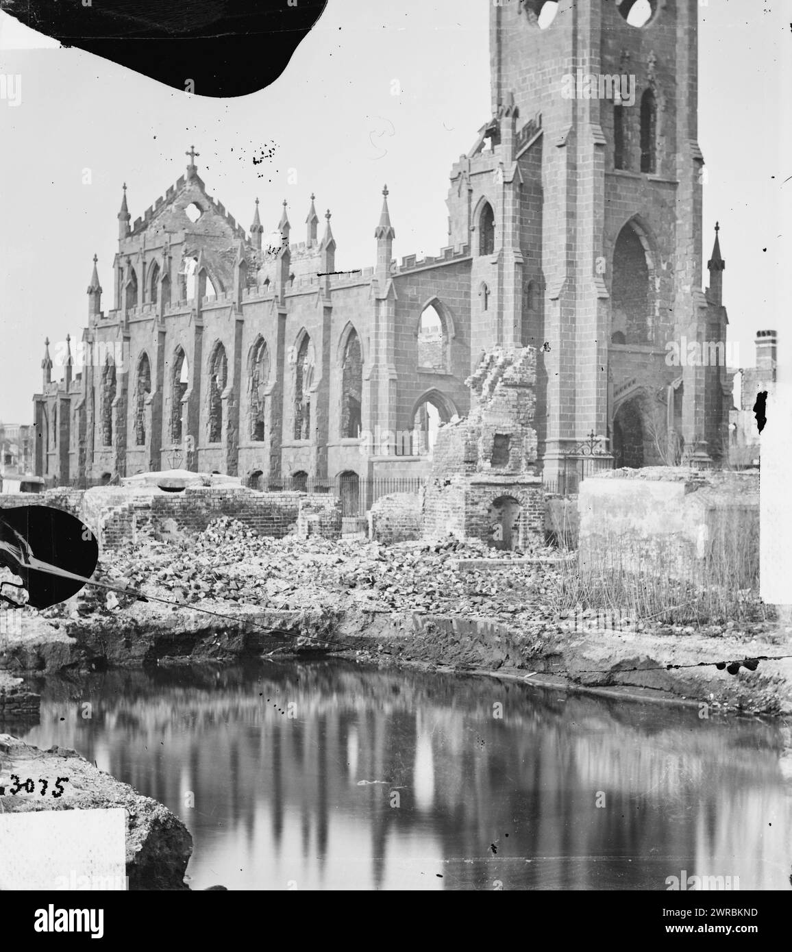 Charleston, S.C., Cattedrale di St John e St. Finbar; Another view, Photograph of the Federal Navy, and Seaborne Expeditions against the Atlantic Coast of the Confederacy, in particolare Charleston, S.C., 1863-1865., 1865 aprile. Stati Uniti, storia, Guerra civile, 1861-1865, Stereographs, 1860-1870., Stereographs, 1860-1870, Wet Collodion negative, 1 negative (2 piastre): vetro, stereografo, wet Collodion Foto Stock