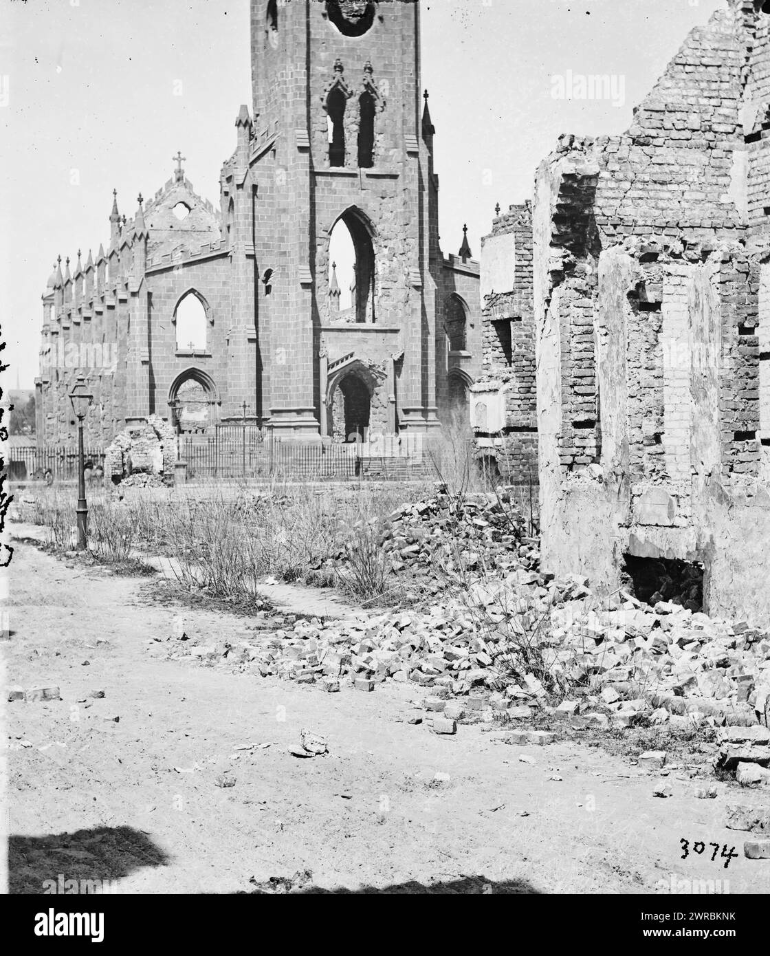 Charleston, Carolina del Sud. Cattedrale cattolica di St John e St. Finbar (Broad e Legare Streets) distrutto nell'incendio del dicembre 1861. (Vista frontale), 1865 aprile., Stati Uniti, storia, Guerra civile, 1861-1865, negativi di vetro, 1860-1870., stereografi, 1860-1870, negativi di vetro, 1860-1870, 1 negativo (2 piastre): vetro, stereografo, collodion umido Foto Stock