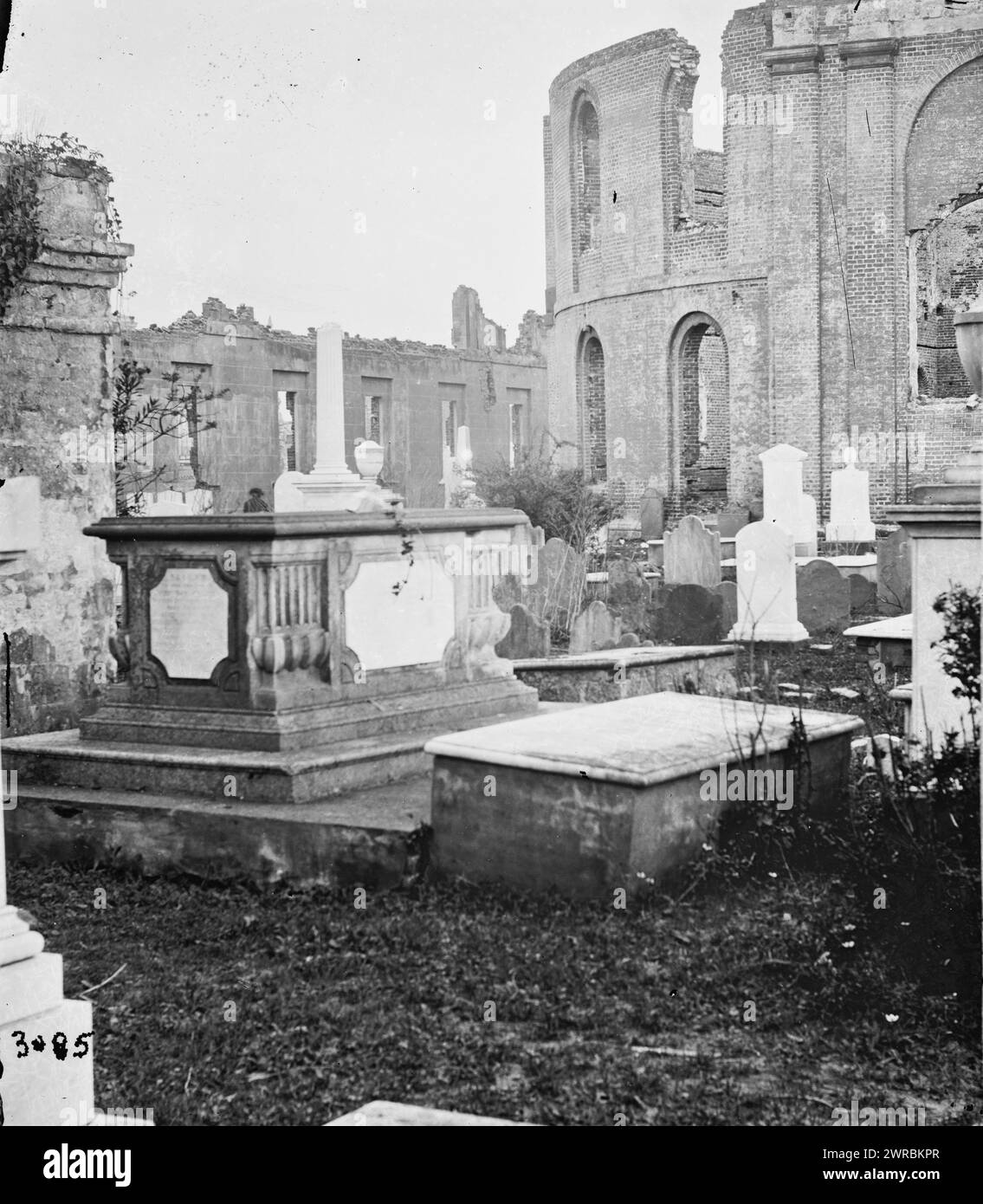 Charleston, S.C. Graveyard of the Ruined Circular Church, fotografie della Federal Navy, e spedizioni marine contro la costa atlantica della Confederazione, in particolare Charleston, S.C., 1863-1865., 1865 aprile, Stati Uniti, storia, Guerra civile, 1861-1865, Stereographs, 1860-1870., Stereographs, 1860-1870, negativi di collodion bagnati, 1 negativo: vetro, stereografo, collodion bagnato Foto Stock