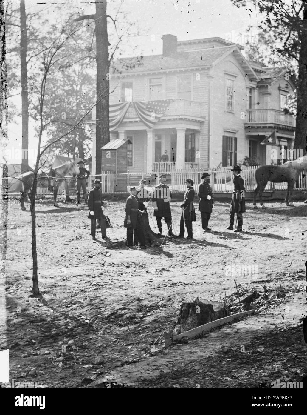 Atlanta, Georgia. Agenti federali in piedi davanti a casa. (Ex quartier generale del generale John Bell Hood.), Barnard, George N., 1819-1902, fotografo, 1864., Stati Uniti, storia, Guerra civile, 1861-1865, negativi di vetro, 1860-1870., stereografi, 1860-1870, negativi di vetro, 1860-1870, 1 negativo (2 piastre): vetro, stereografo, collodion umido Foto Stock