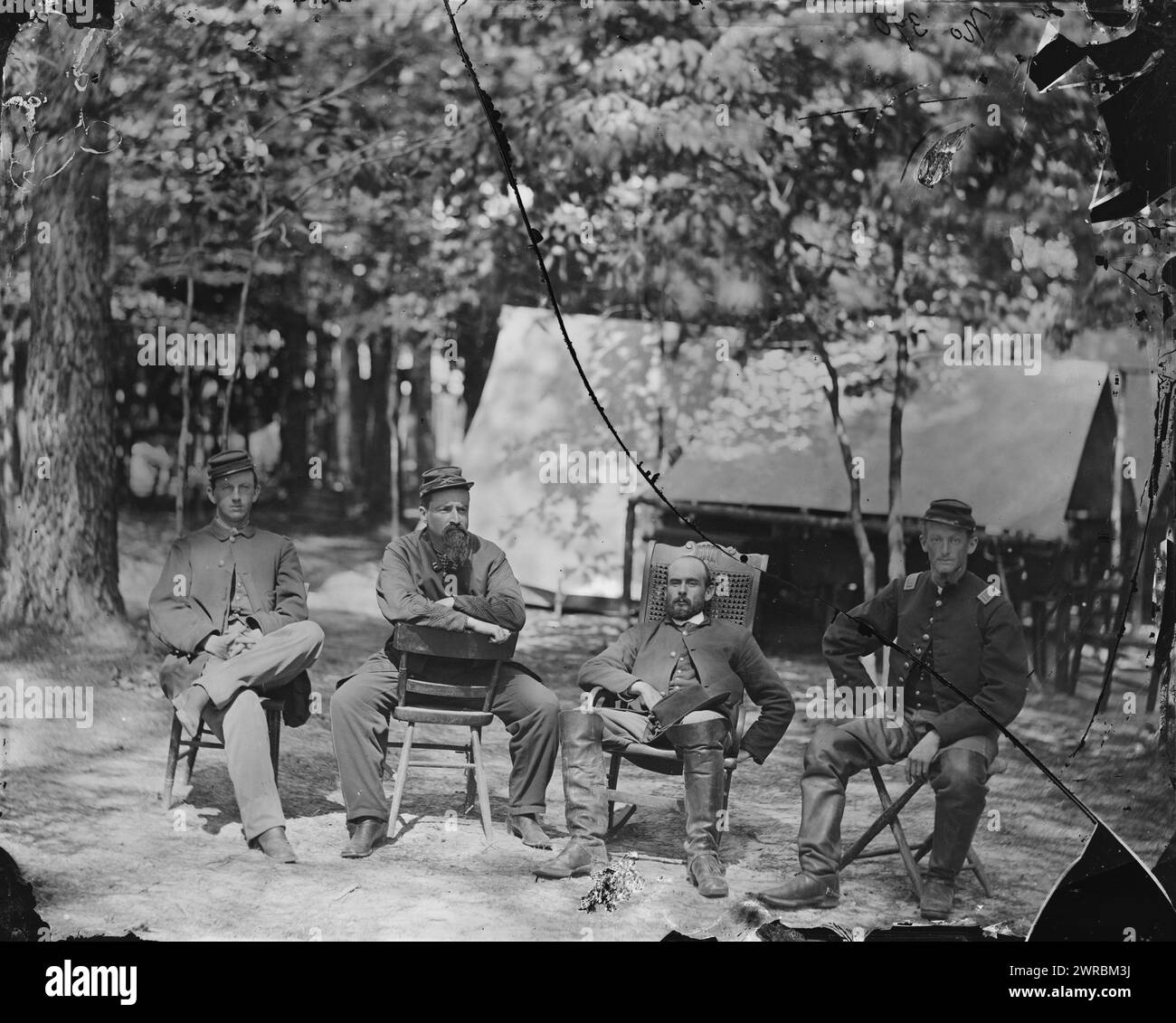 Petersburg, Va.. Ufficiali del 1st Massachusetts Cavalry presso il quartier generale dell'Armata del Potomac, sconosciuto; capitano Edward A. Flint, capitano Charles Francis Adams Jr., tenente George H. Teague. Fotografia dal principale teatro orientale di guerra, l'assedio di Petersburg, giugno 1864-aprile 1865., 1864 agosto., Stati Uniti., Esercito., Massachusetts Cavalry Regiment, 1st (1861-1865), Wet Collodion negative., Wet Collodion negative, 1 negative: Glass, collodion bagnato Foto Stock