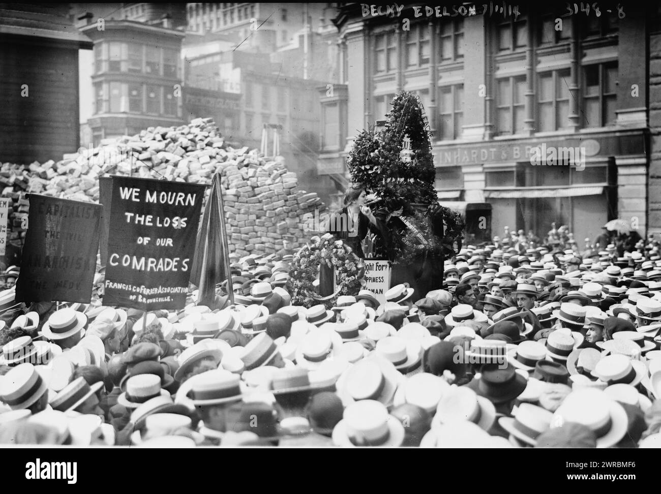 Becky Edelson e Louise Berger, la fotografia mostra il servizio commemorativo per gli anarchici della sezione Lettish della Black Cross anarchica (ABC) che sono stati uccisi durante la costruzione di una bomba in un appartamento al 1626 Lexington Avenue a New York City., 7/11/14, Glass negatives, 1 negative: Glass Foto Stock