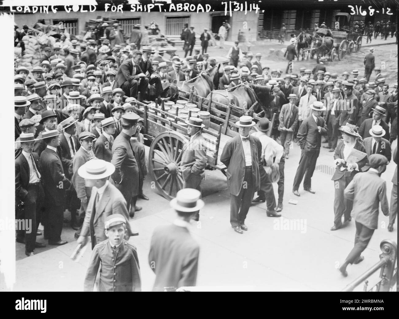 Caricamento dell'oro per spedizioni all'estero, tra ca. 1910 e ca. 1915, Glass negative, 1 negativo: Glass Foto Stock