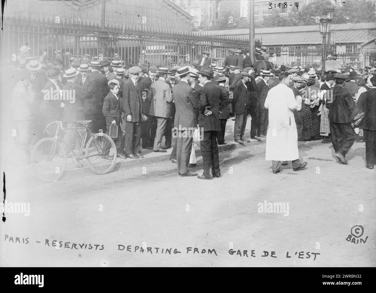 Parigi, riservisti in partenza dalla Gare de l'Est, la fotografia mostra la folla di riservisti alla Gare de Paris-Est (stazione ferroviaria), Parigi durante l'inizio della prima guerra mondiale, tra ca. 1914 e ca. 1915, Guerra Mondiale, 1914-1918, Glass negative, 1 negativo: Vetro Foto Stock