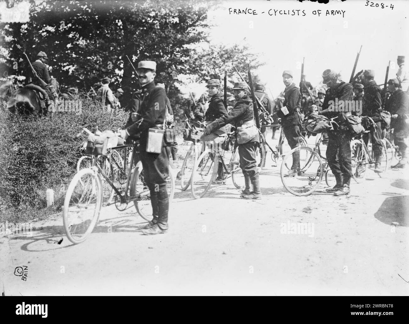 Francia - ciclisti dell'esercito, la fotografia mostra i soldati francesi con le biciclette all'inizio della prima guerra mondiale, tra ca. 1914 e ca. 1915, Guerra Mondiale, 1914-1918, Glass negative, 1 negativo: Vetro Foto Stock