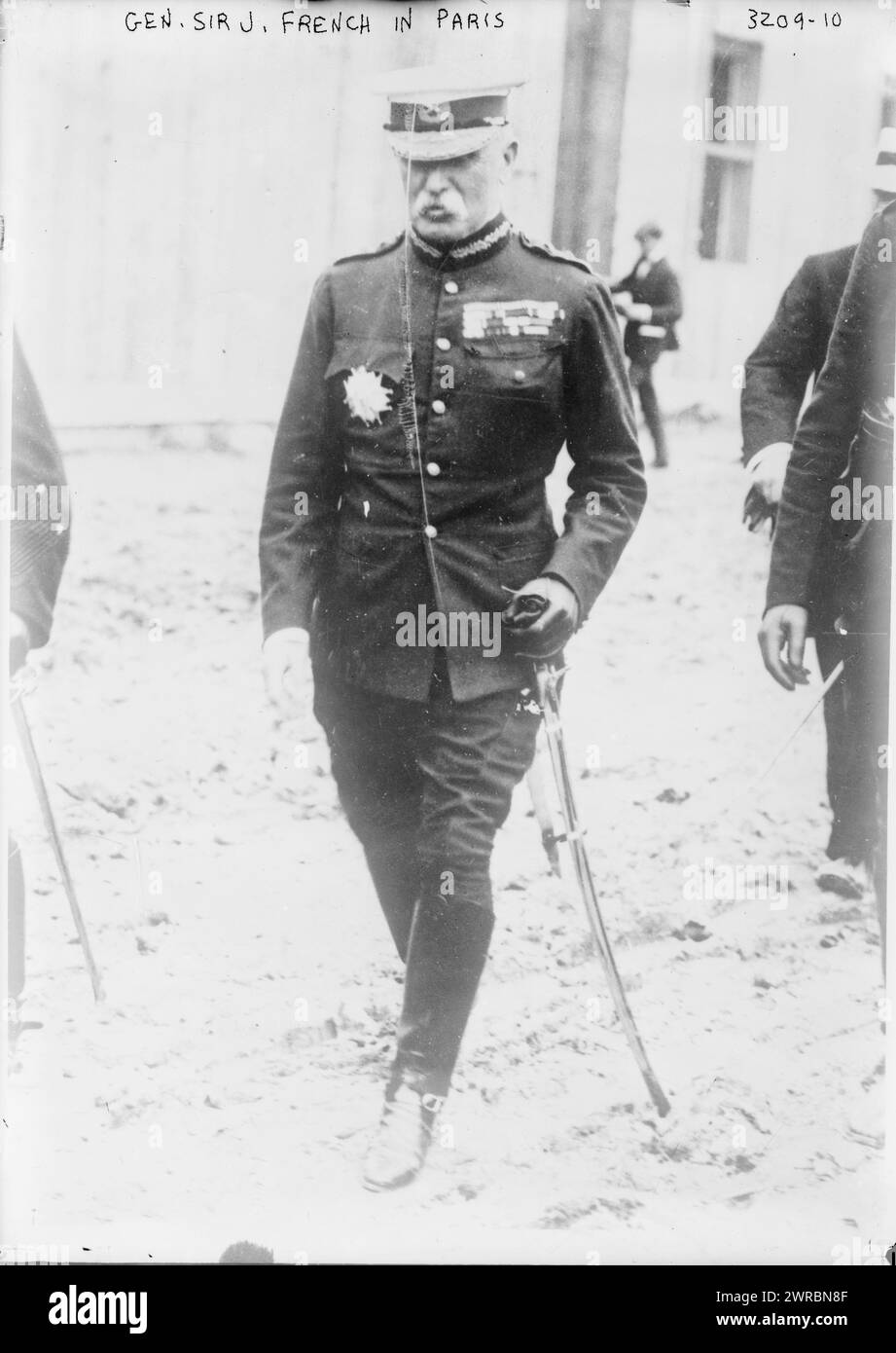 Gen. Sir J. French a Parigi, la fotografia mostra l'ufficiale britannico John Denton Pinkstone French (1852-1925), che servì come primo Comandante in Capo della British Expeditionary Force durante la prima guerra mondiale, a Parigi, in Francia. 1914 e ca. 1915, Guerra Mondiale, 1914-1918, Glass negative, 1 negativo: Vetro Foto Stock