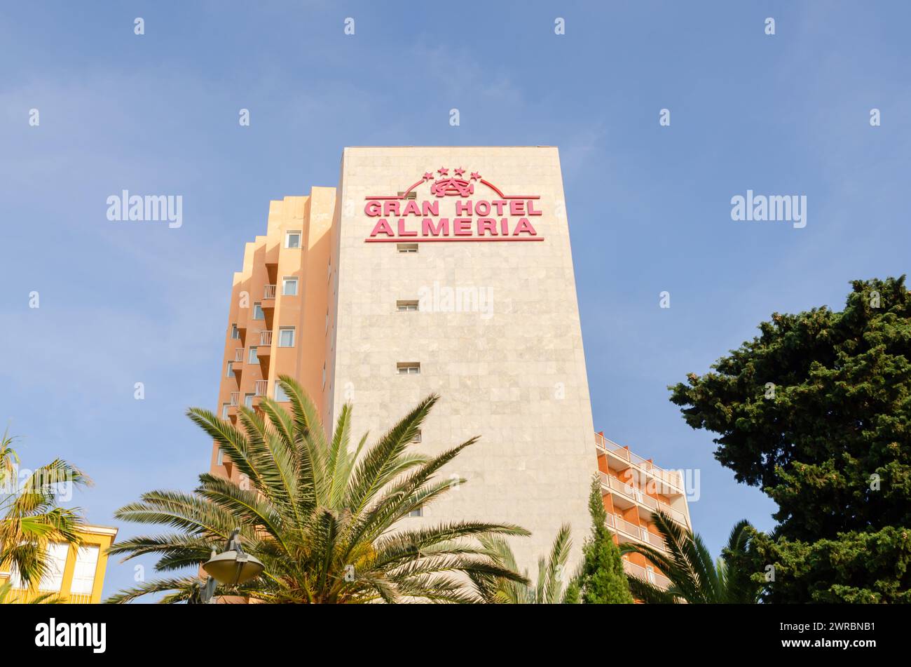ALMERIA, SPAGNA - 11 DICEMBRE 2023 Gran Hotel Almeria, uno degli hotel più caratteristici della città con una posizione privilegiata affacciato sul Mediterraneo Foto Stock