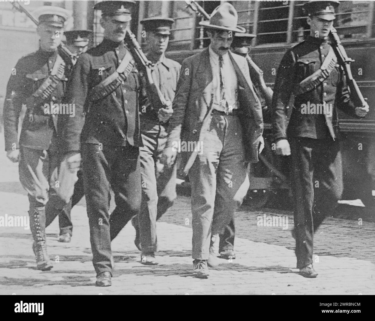 Montreal, Germania in arresto, la fotografia mostra i soldati canadesi con un uomo tedesco che viene arrestato a Montreal, Canada, durante la prima guerra mondiale, tra ca. 1914 e ca. 1915, Guerra Mondiale, 1914-1918, Glass negative, 1 negativo: Vetro Foto Stock