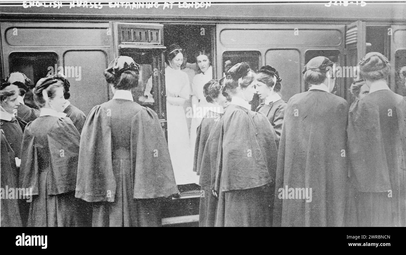 Infermiere inglesi che si insinuano a Londra, la fotografia mostra infermiere inglesi che salgono su un treno a Londra, durante la prima guerra mondiale, tra ca. 1914 e ca. 1915, Guerra Mondiale, 1914-1918, Glass negative, 1 negativo: Vetro Foto Stock