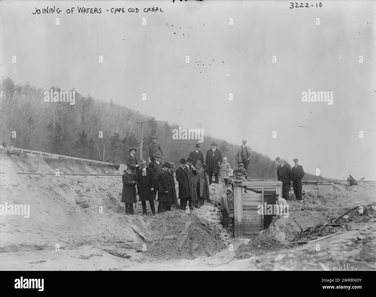 Unione di Waters, Cape Cod Canal, Photo Shows August Belmont, presidente della Cape Cod Canal Construction Company, e altri dignitari a Foley's Dock, Massachusetts., 1914 aprile 21, Cape Cod Canal, Glass negatives, 1 negativo: vetro Foto Stock